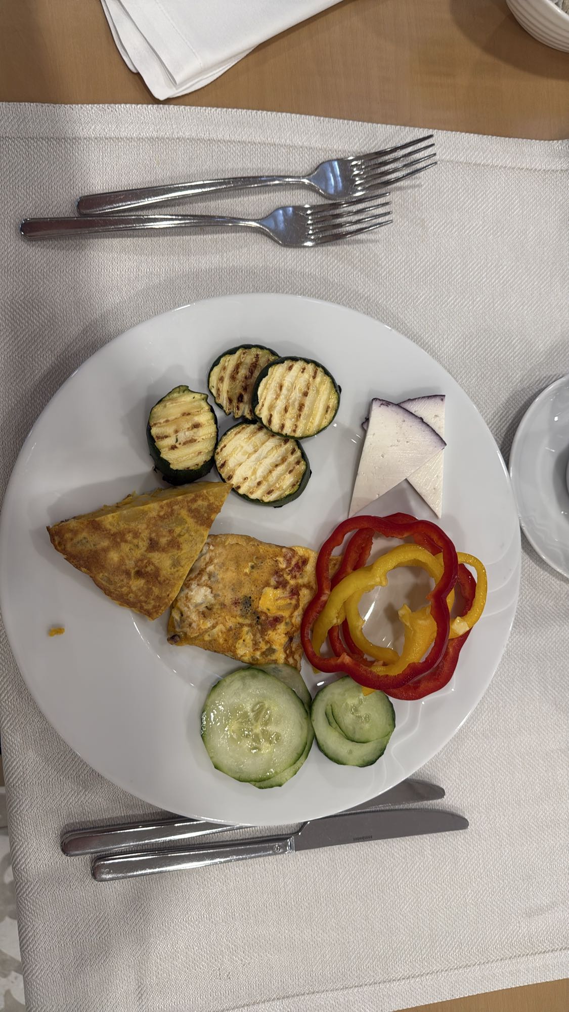 Warzywa z omletem i serem