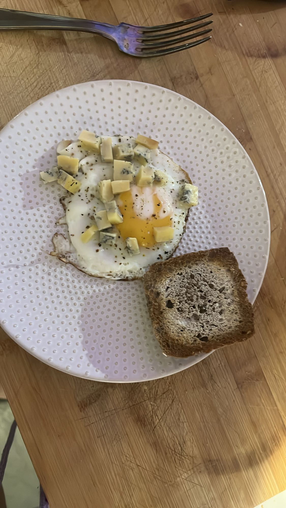 Oeuf au fromage et pain