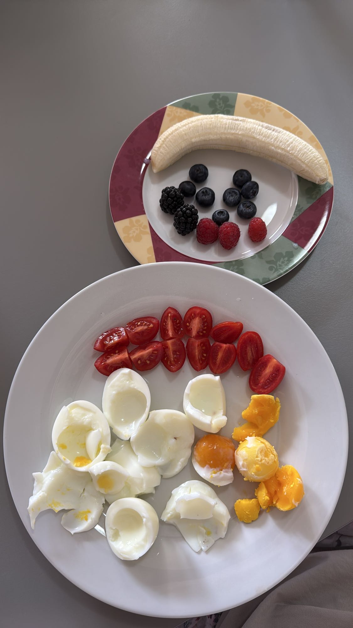 Mic dejun cu ouă și fructe