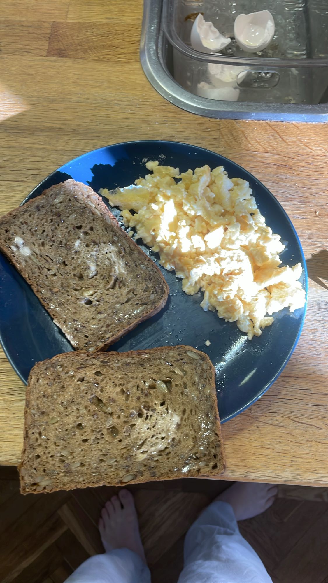 Äggröra med rågbröd