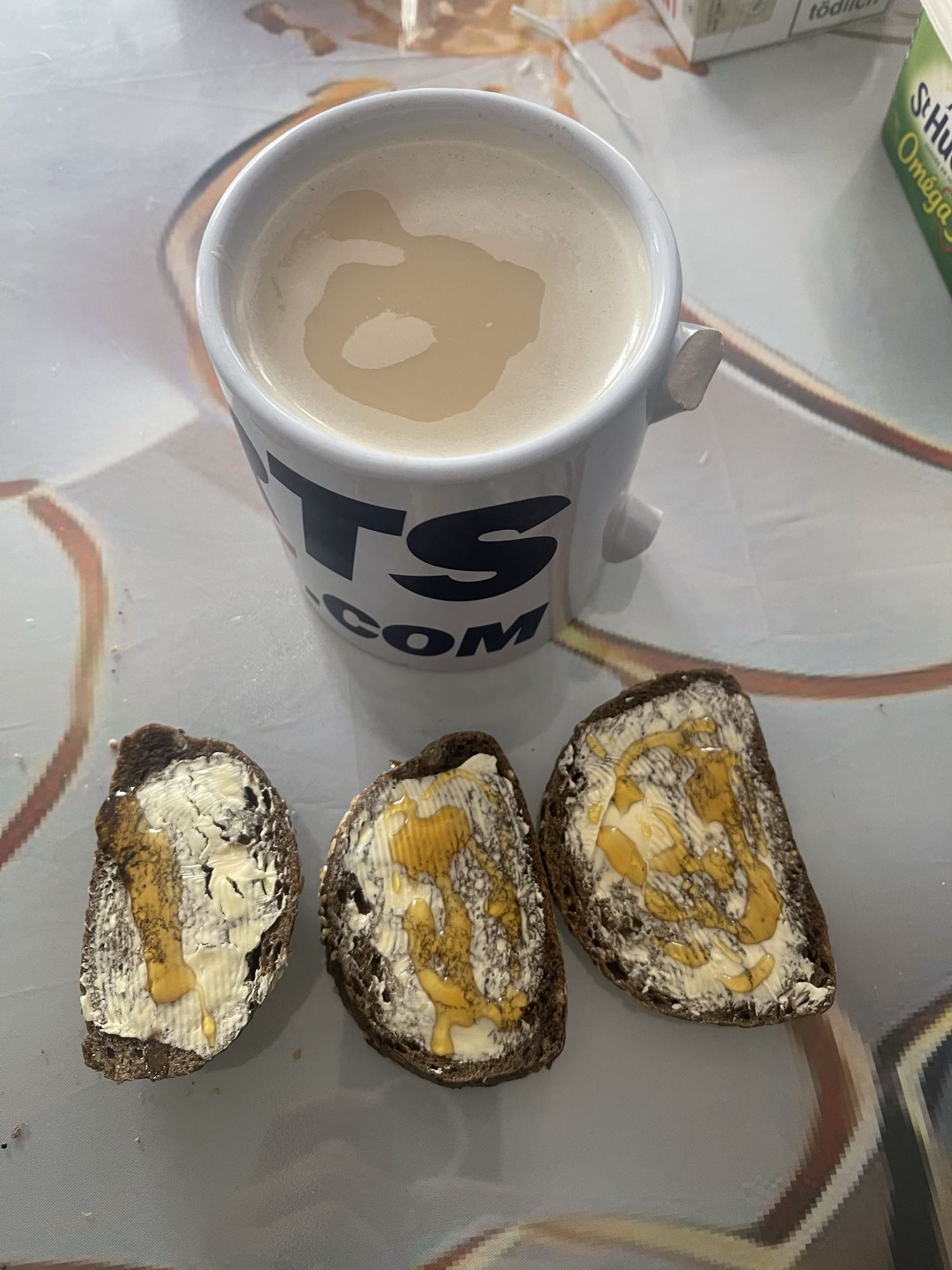 Pain noir beurre miel café