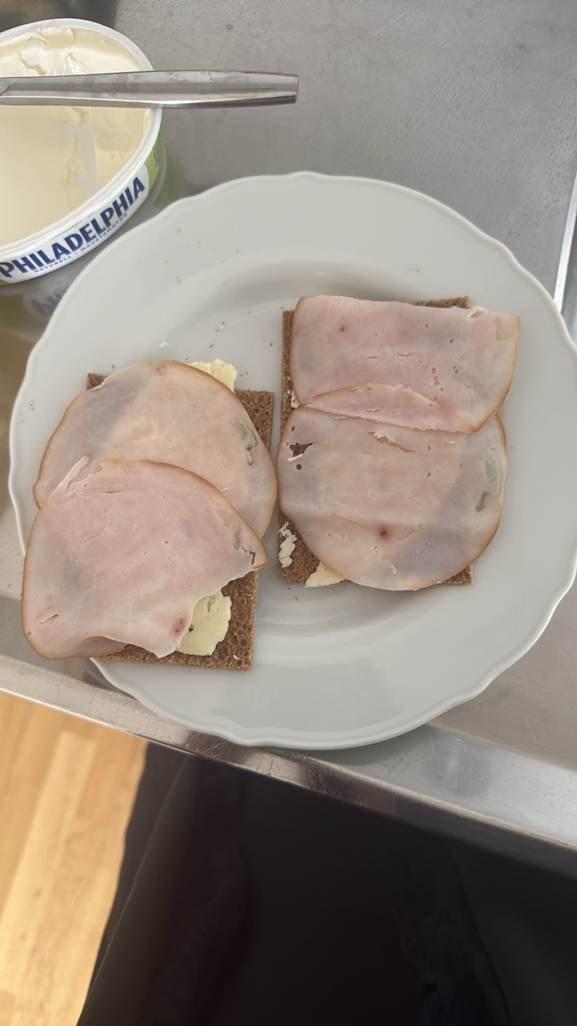 Knäckebröd med skinka