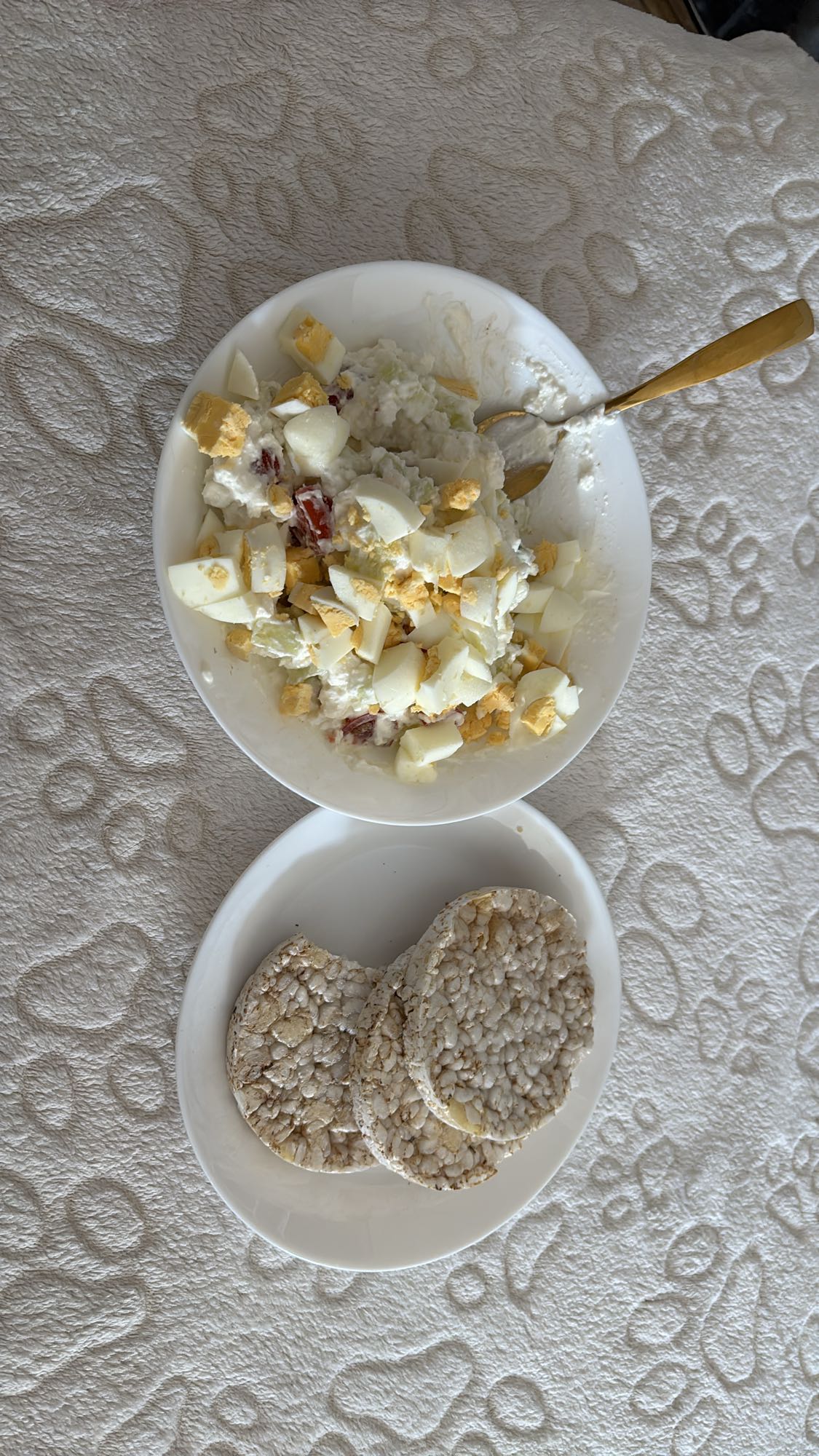 Sałatka z jajkiem i waflami