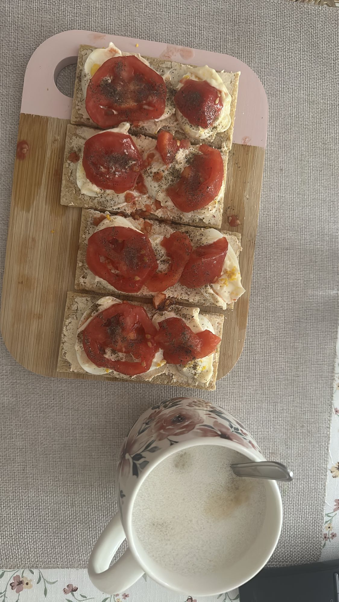 Kanapki z jajkiem i pomidorem