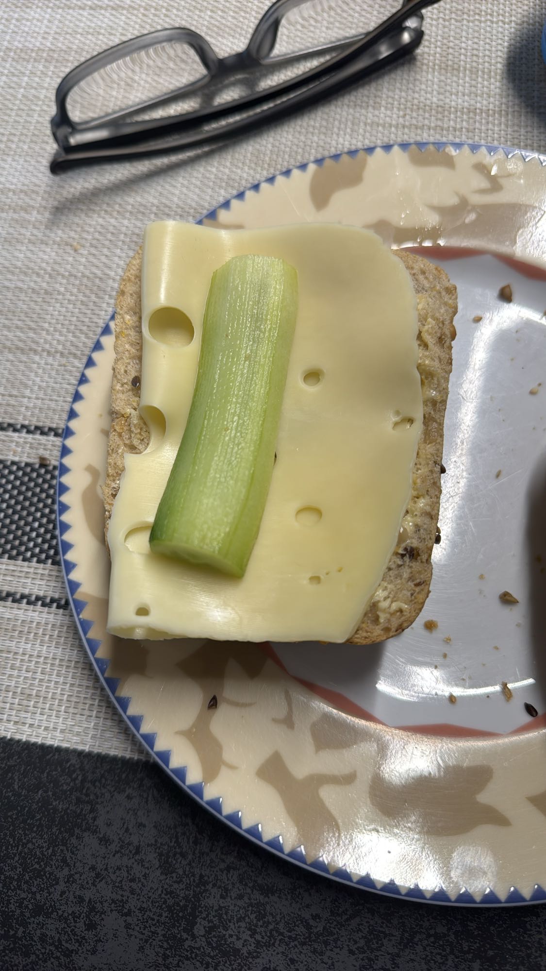 Kaas komkommer broodje