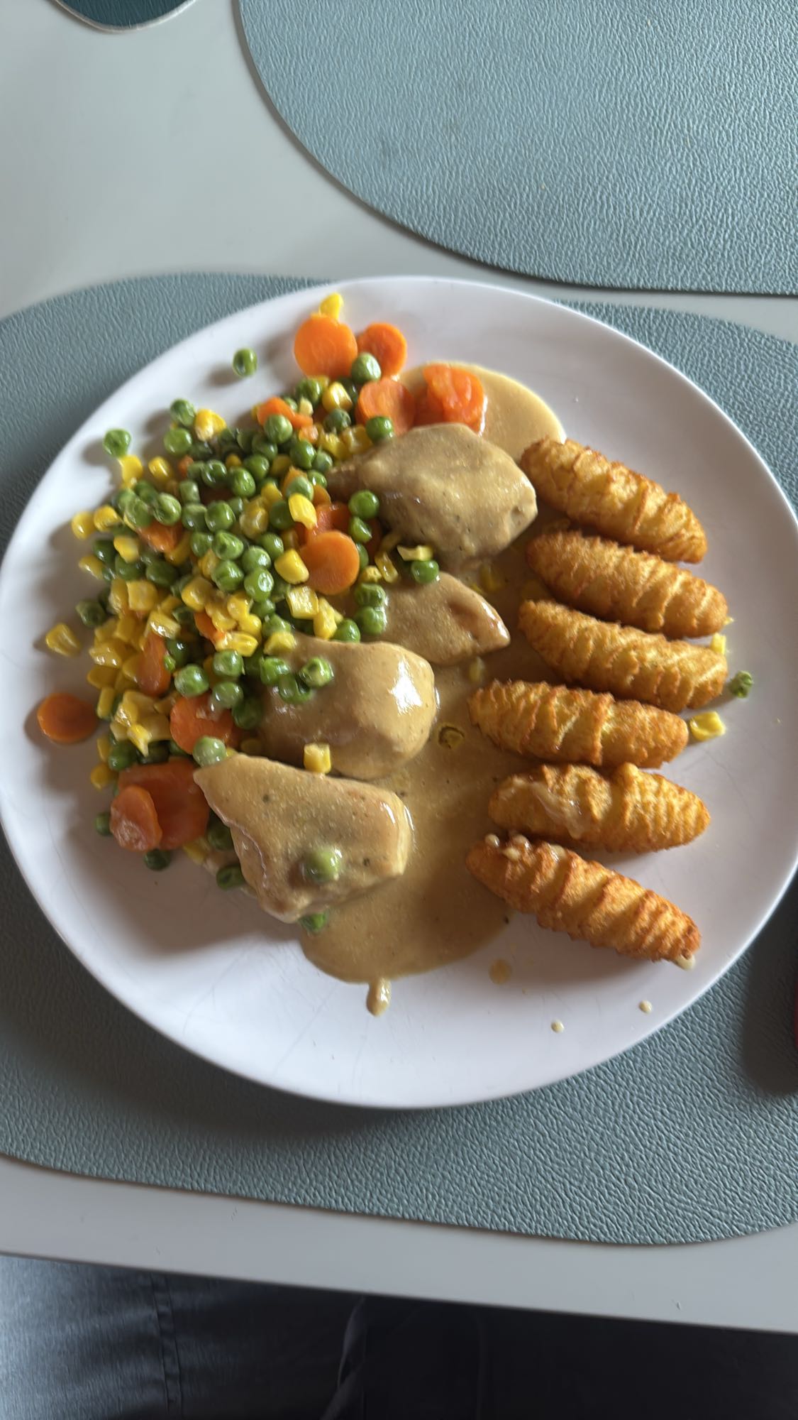 Hähnchen mit Gemüse & Kroketten