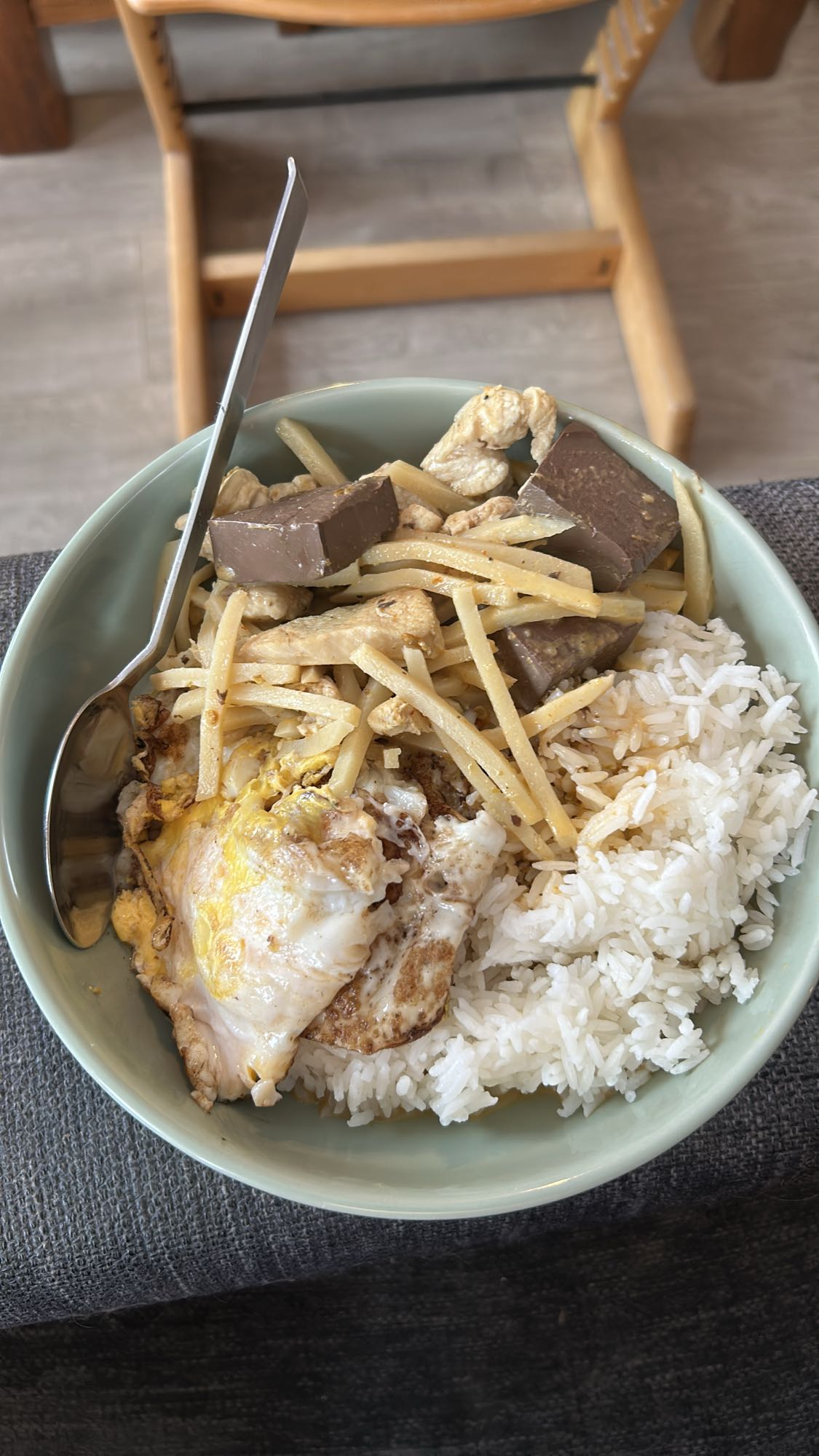 Ris med egg og kylling