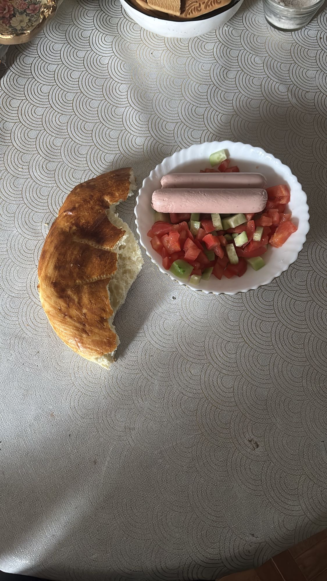 Сосиски с лепёшкой и салатом