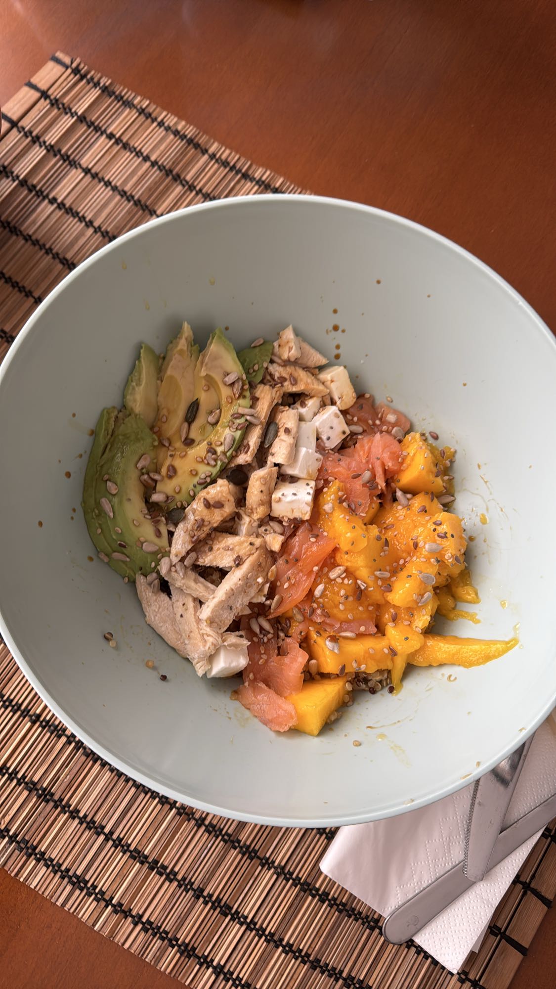 ensalada de pollo y mango con quinoa