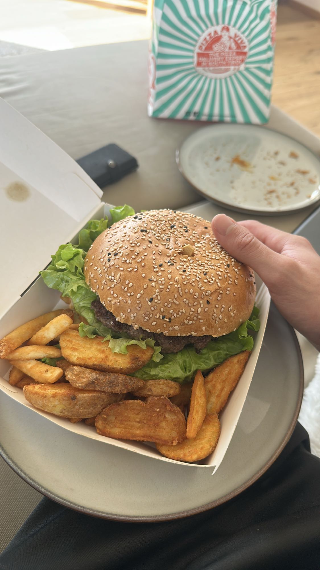 Burger mit Kartoffelspalten
