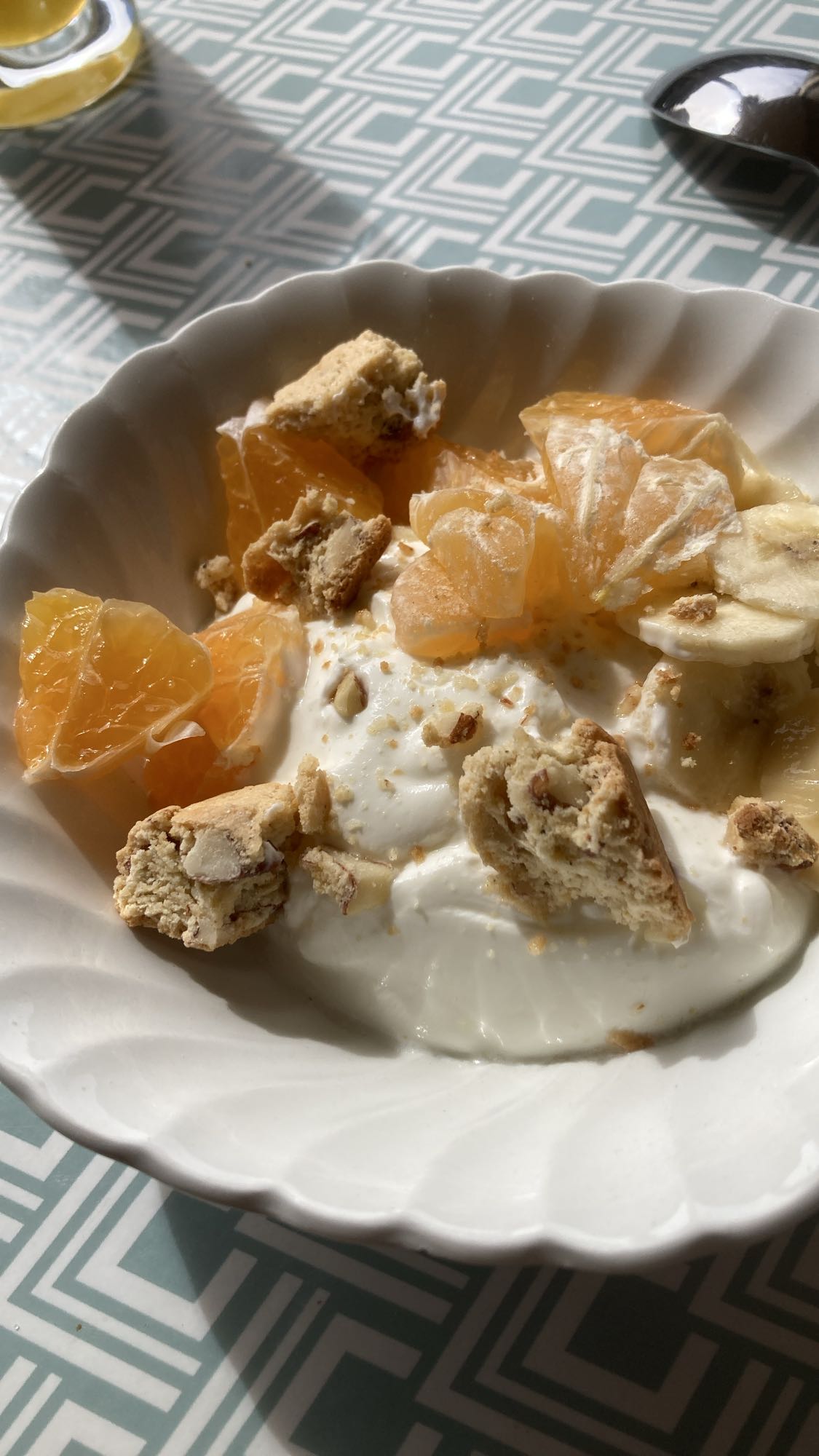 Yoghurt med frukt och kex