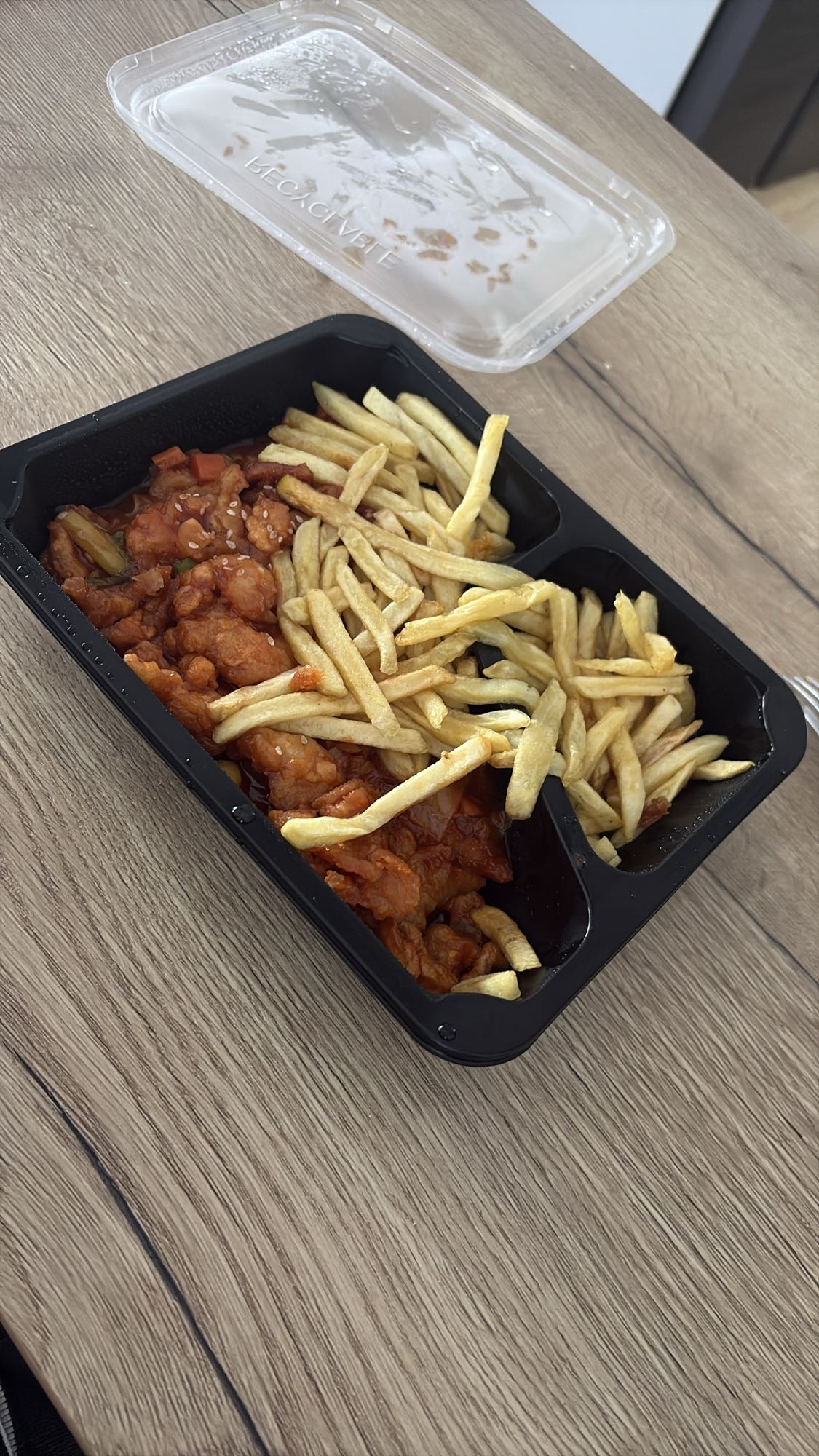 Frytki z kurczakiem w sosie