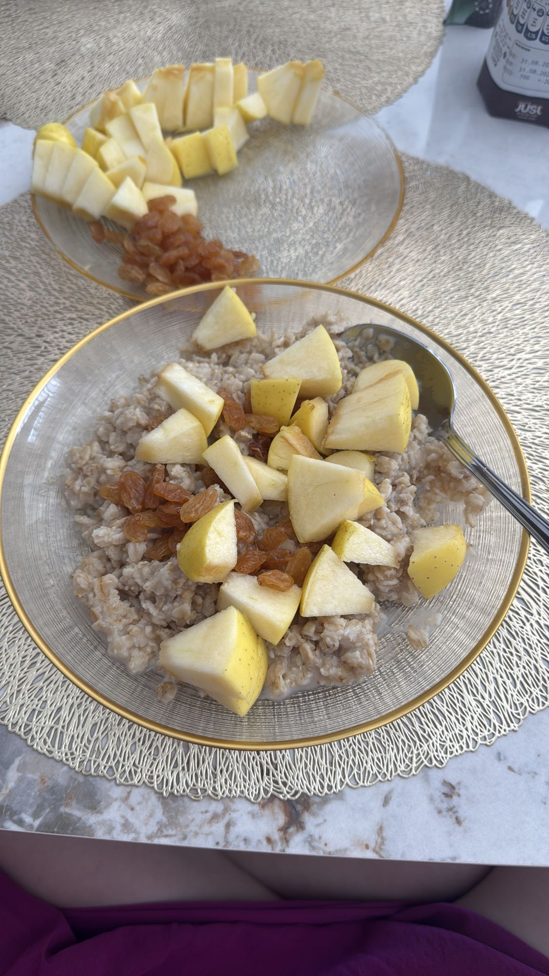 овсянка с яблоком и изюмом