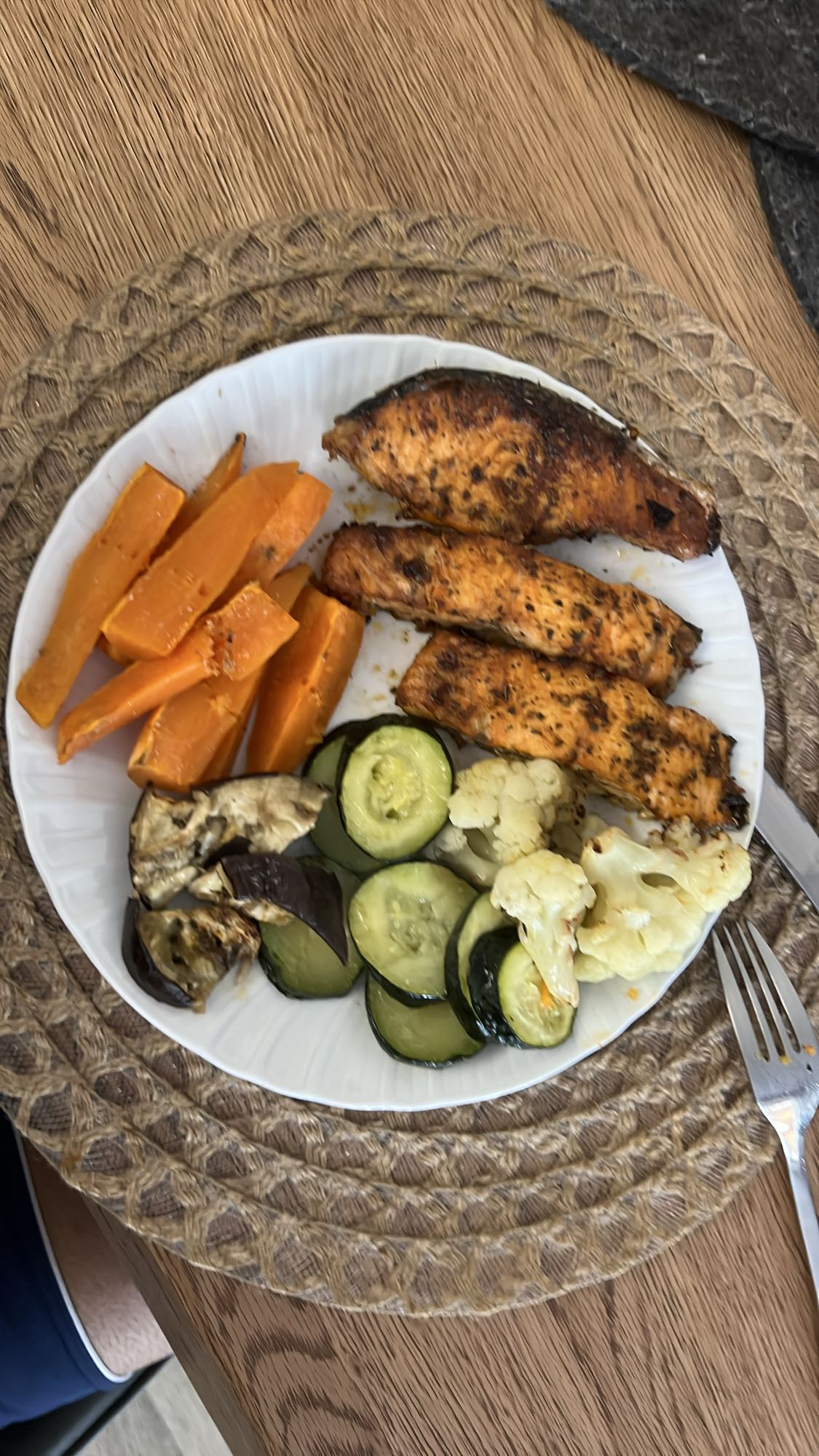 Izgara somon ve sebzeler