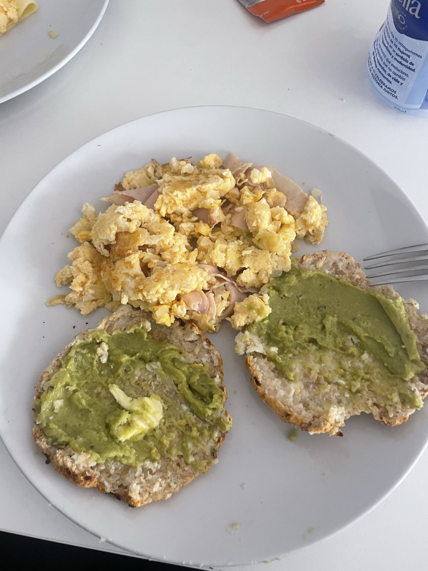 Pan con aguacate y huevos