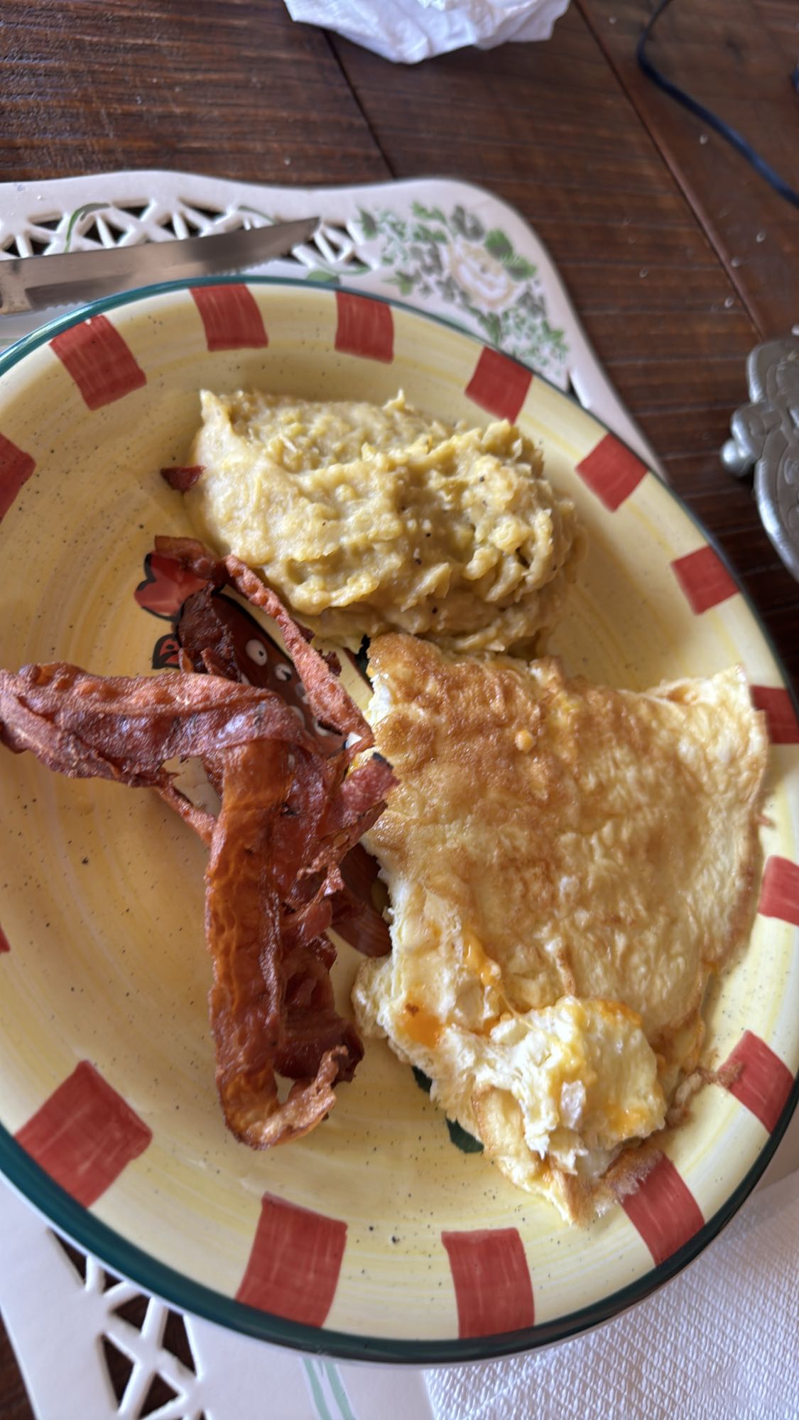 Desayuno con huevo y tocino