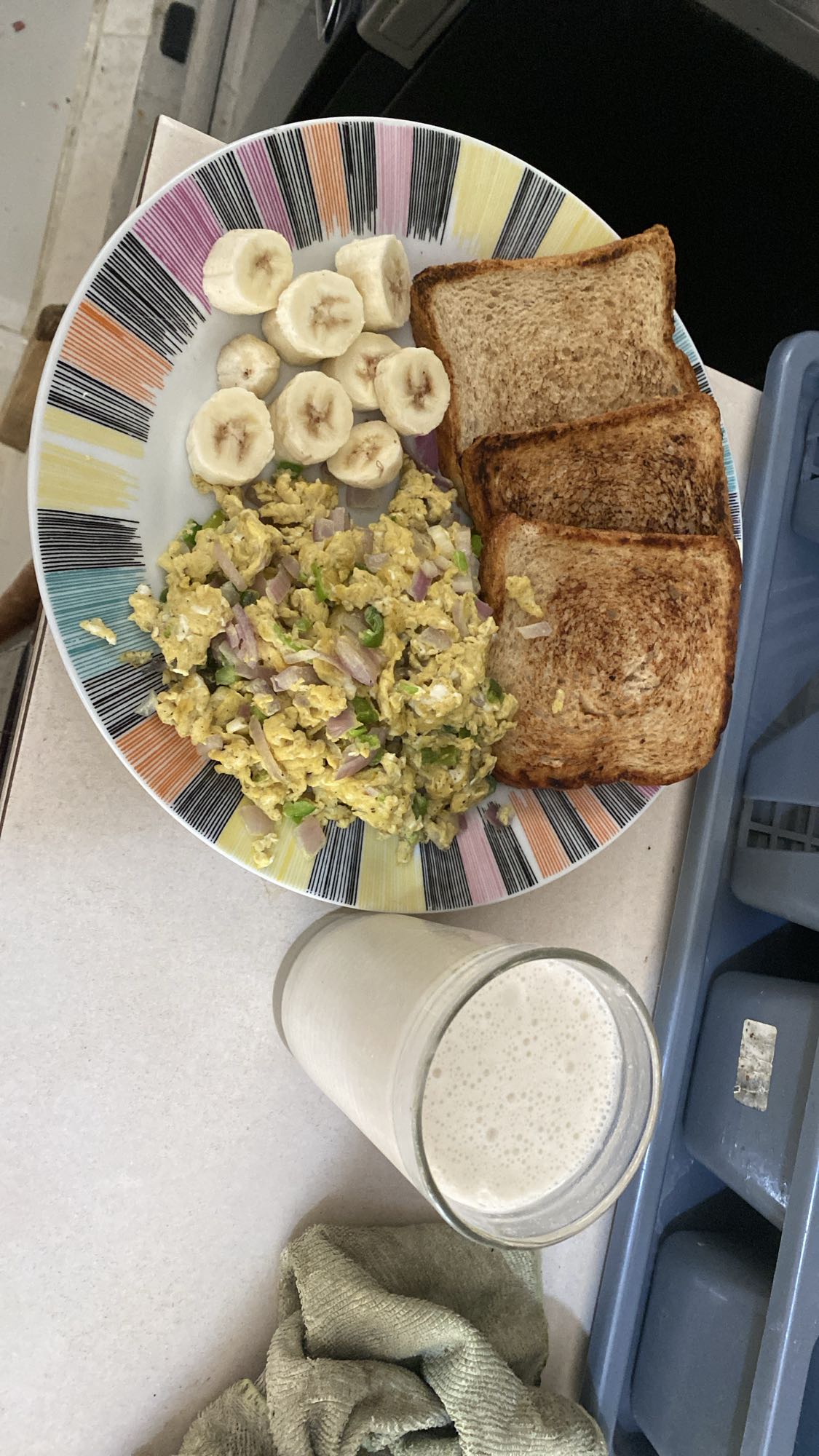Desayuno con huevo y pan
