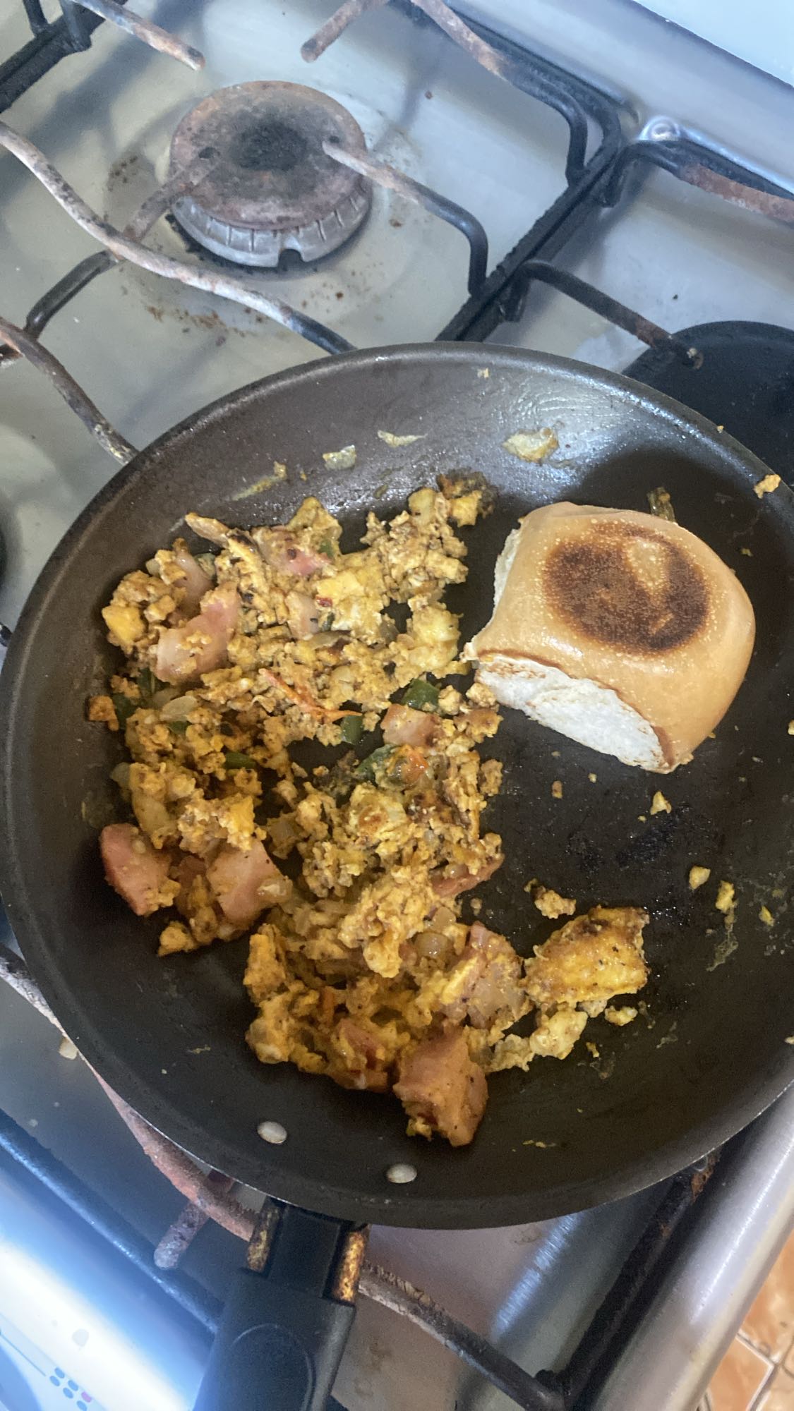 Huevos con tocino y pan