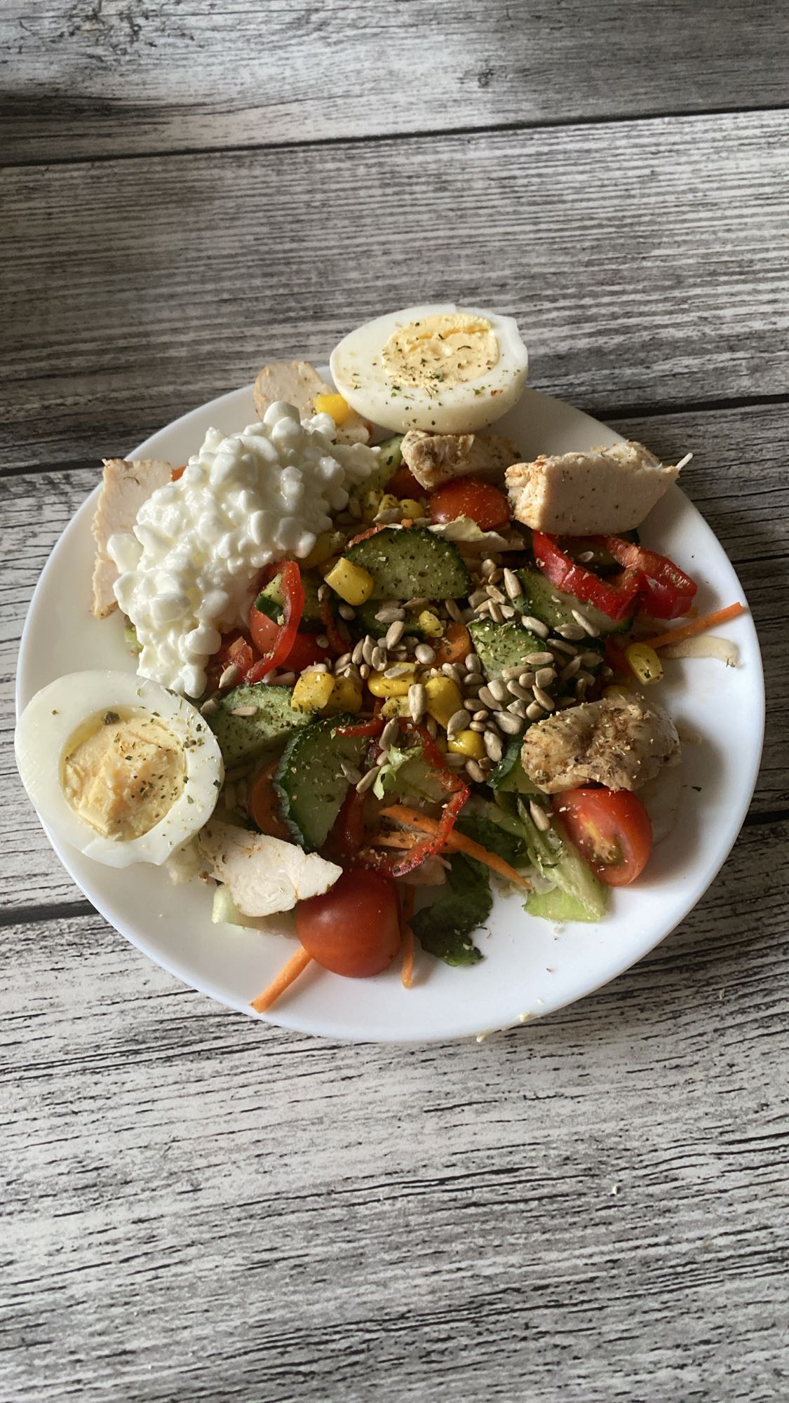 Kycklingsallad med superminikeso och solrosfrön