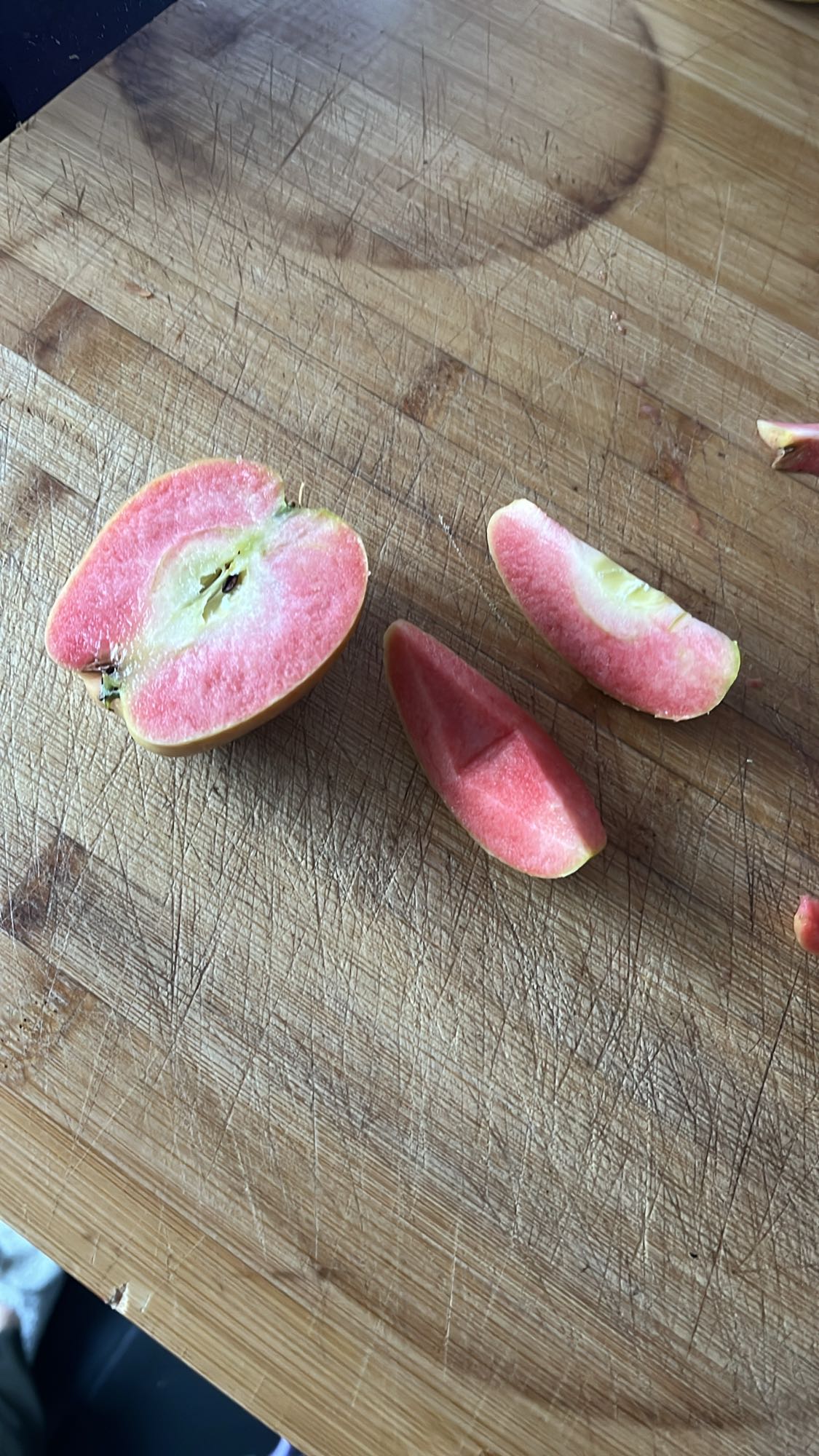 Pomme rose tranchée