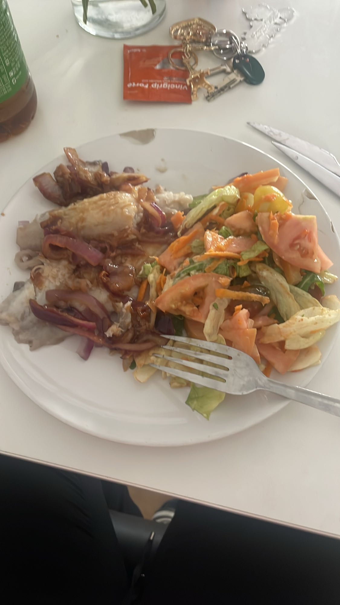 Pescado con ensalada