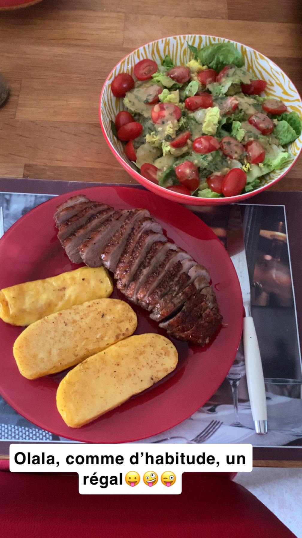 Magret, pommes, salade