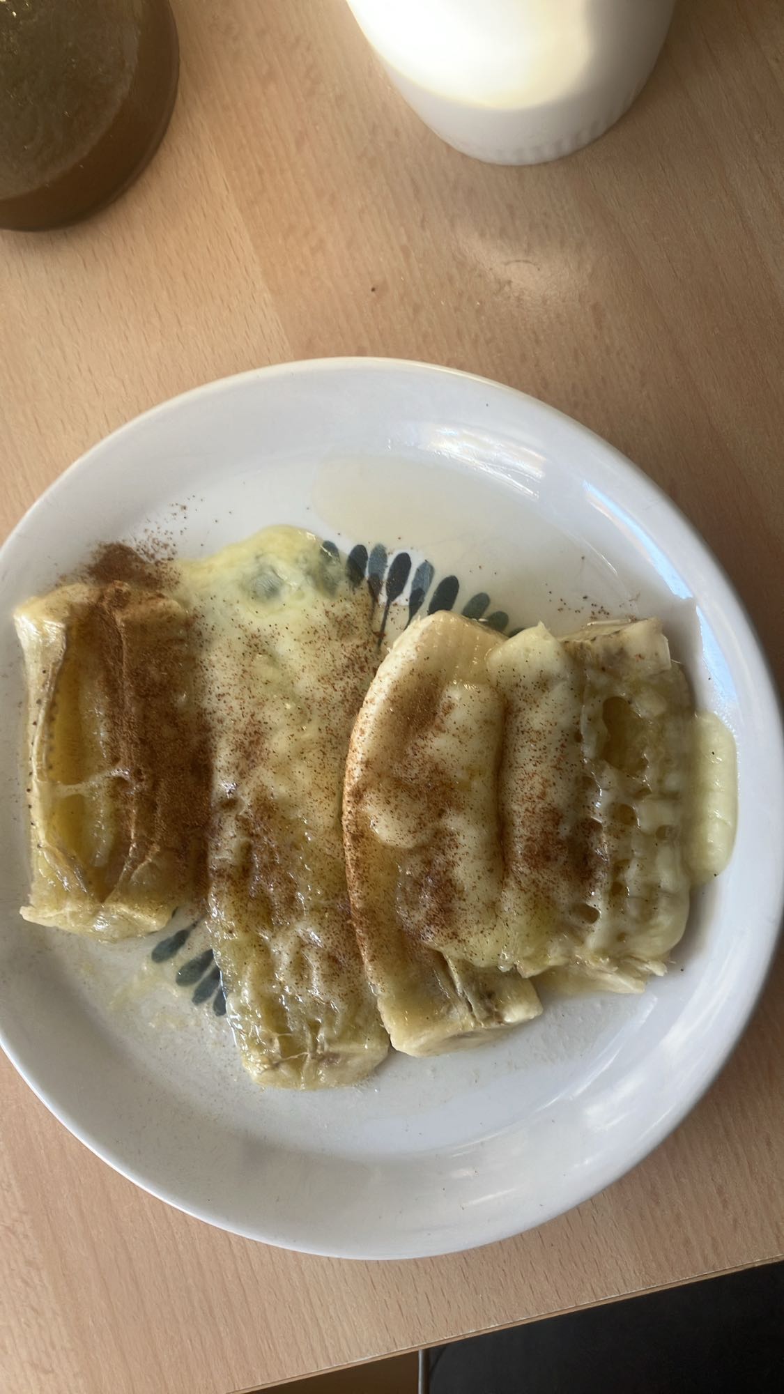 Banana com canela, mel e queijo