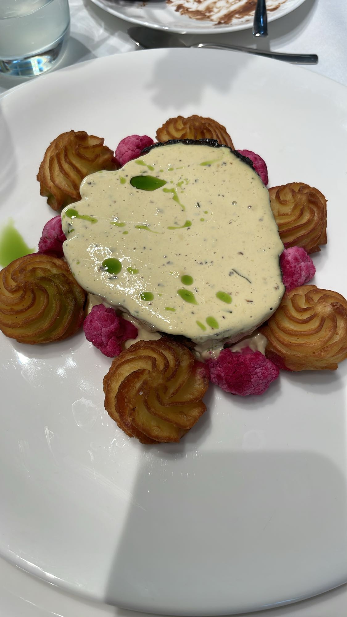 Friptură cu sos și garnitură