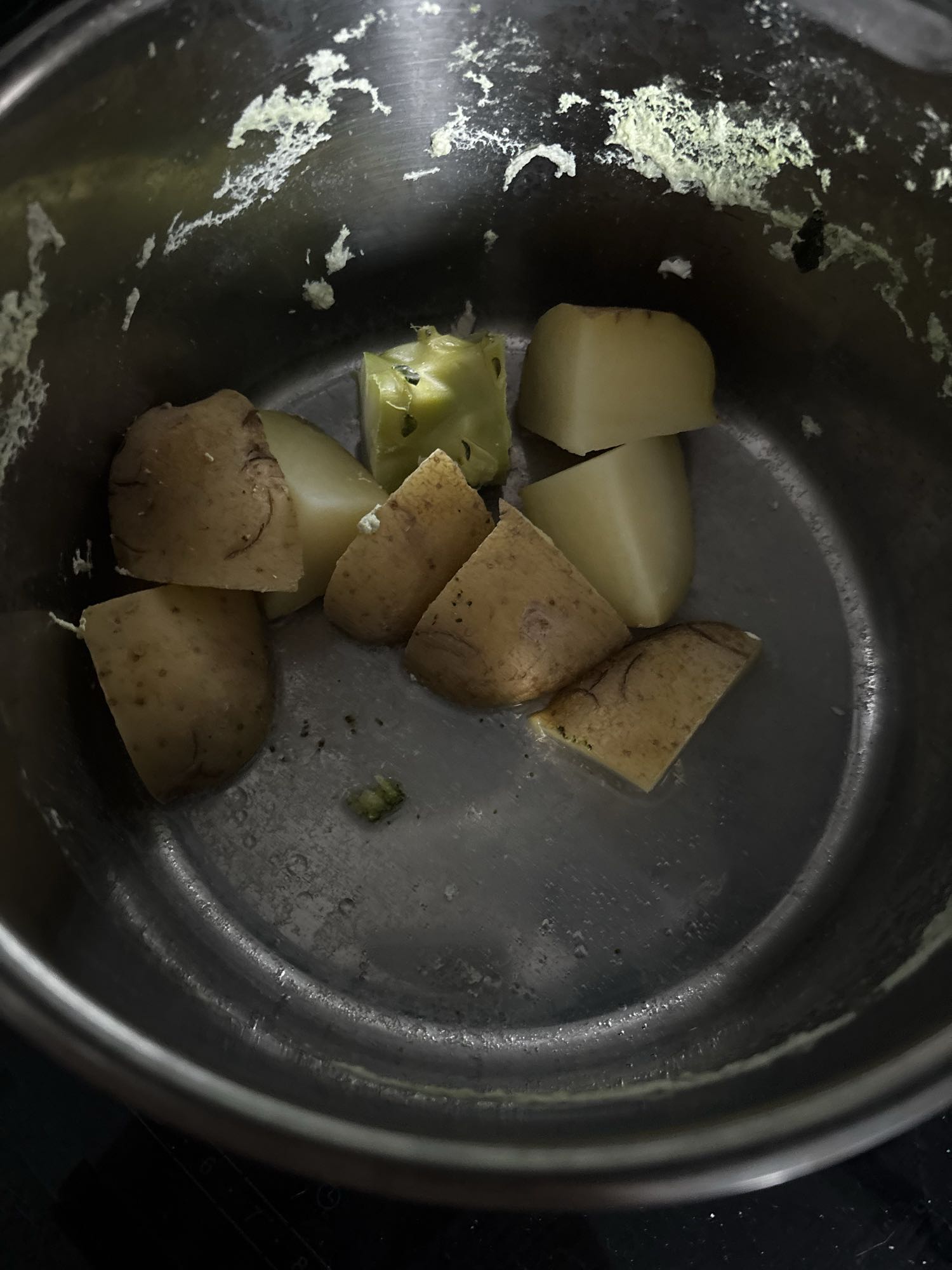 gotowane ziemniaki i brokuł