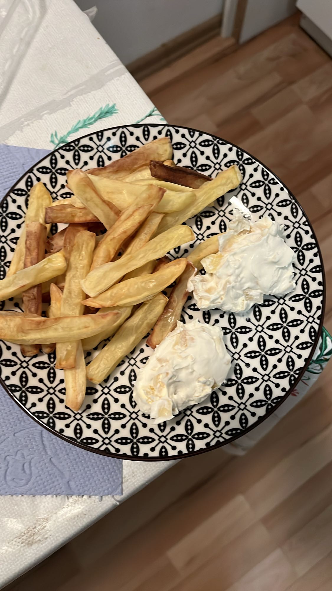 Пържени картофи с кисело мляко