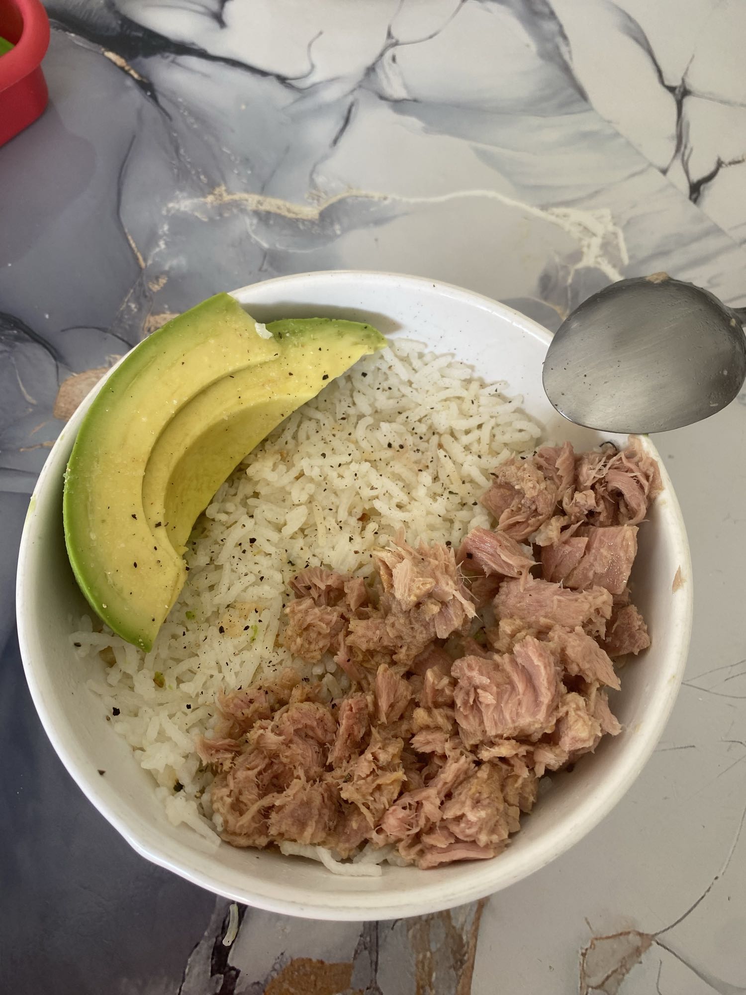 Arroz con atún y aguacate