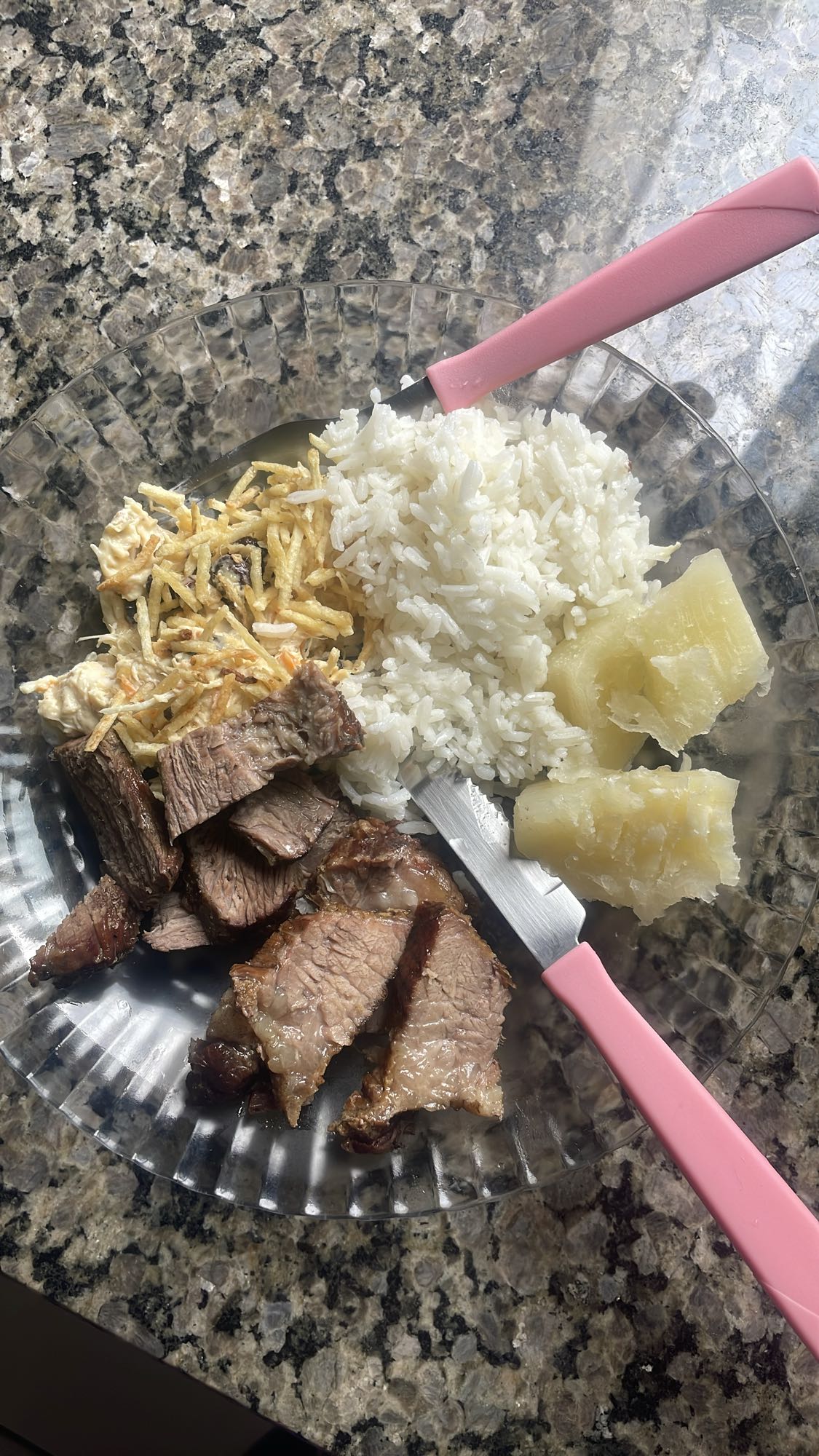 Arroz, carne e salada