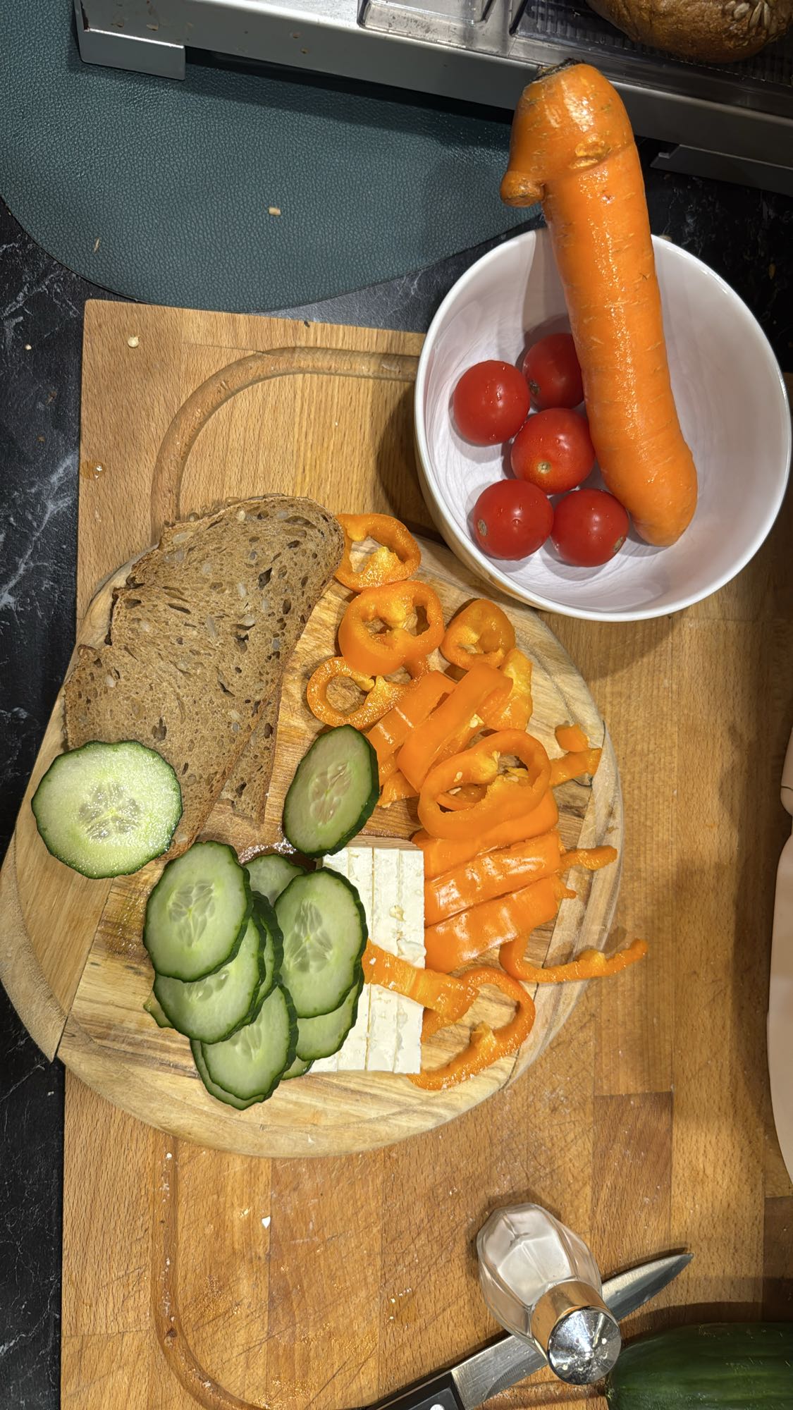 Gemüseplatte mit Brot
