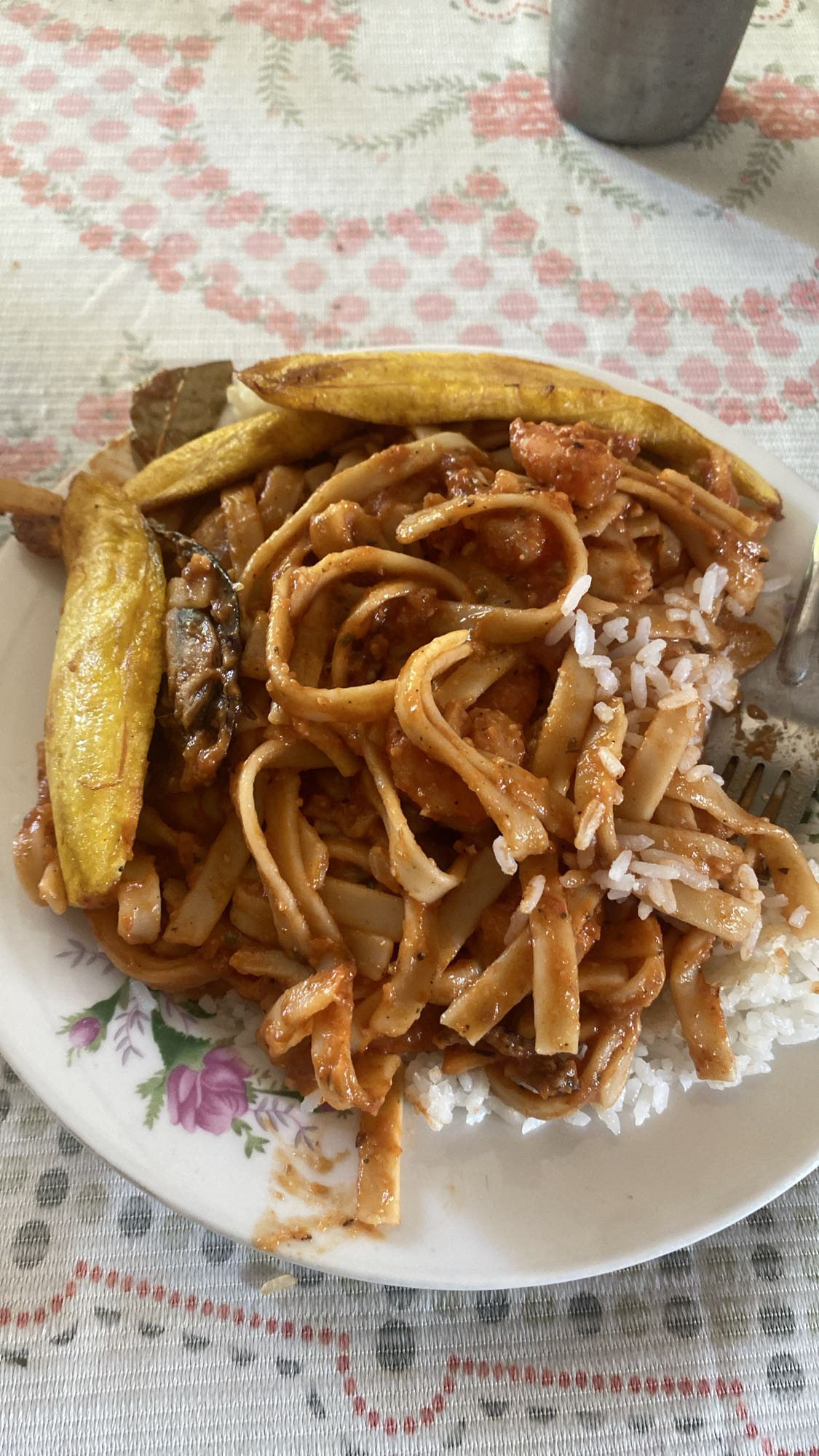 Pasta con plátano y arroz