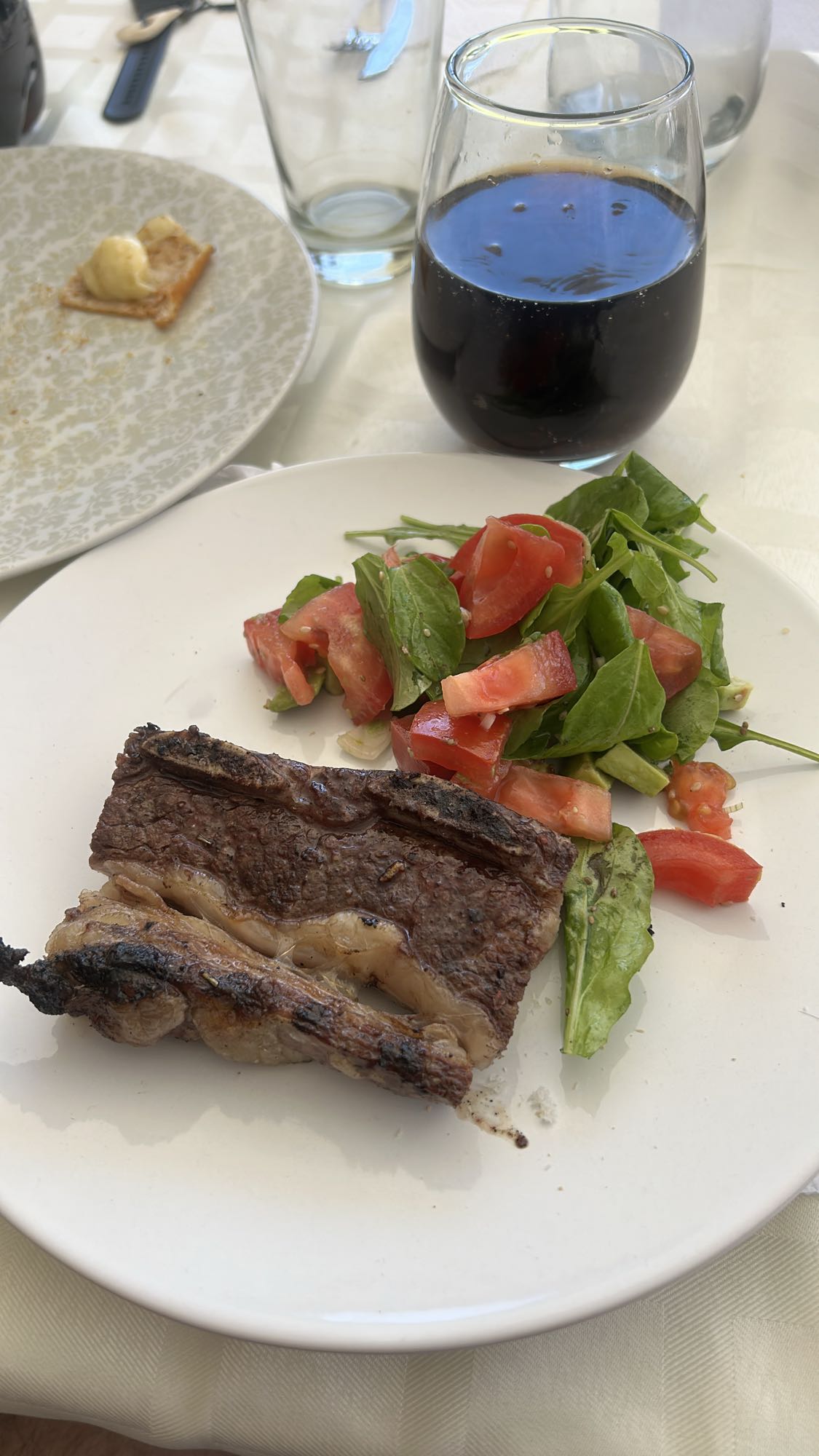 Asado con ensalada y refresco