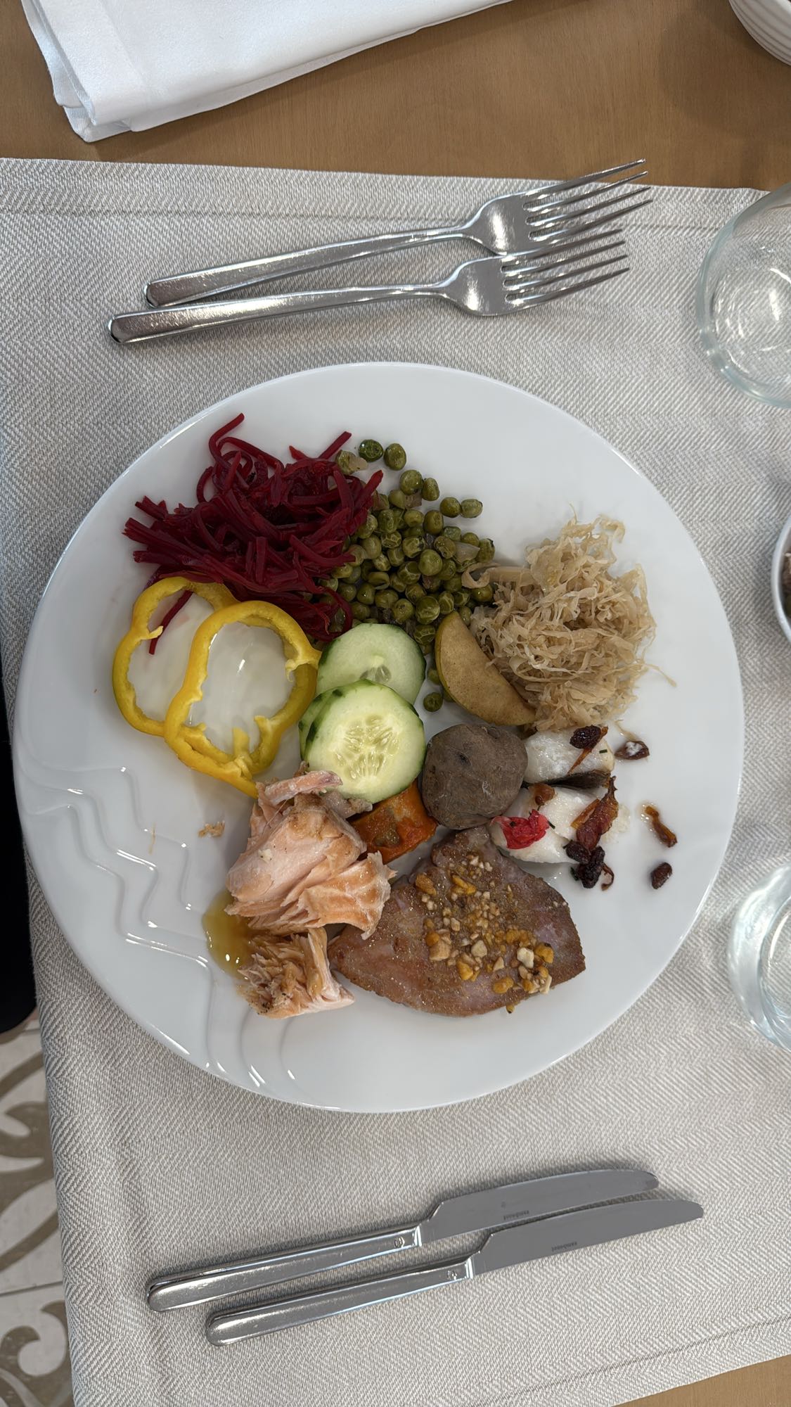 Talerz z rybą i warzywami