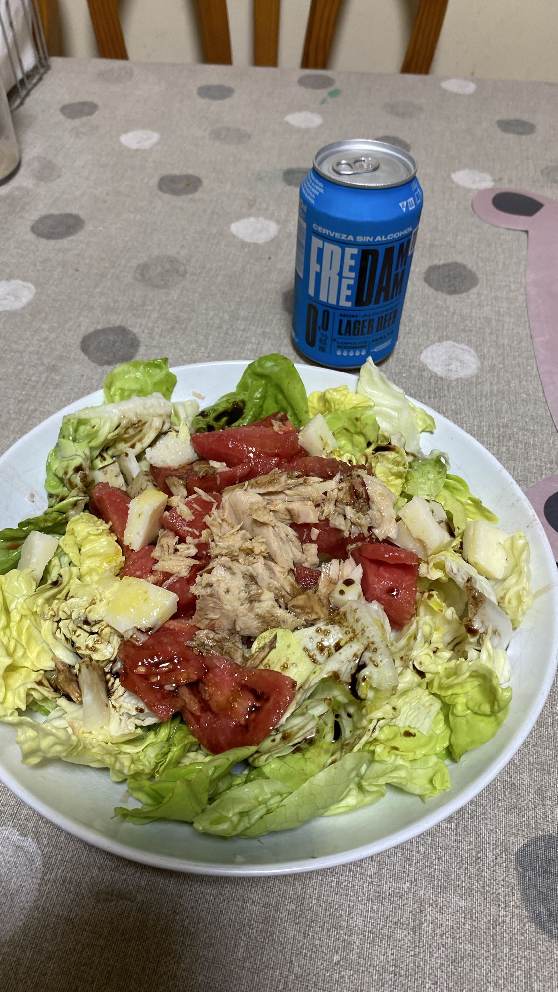 Ensalada de atún y cerveza sin alcohol