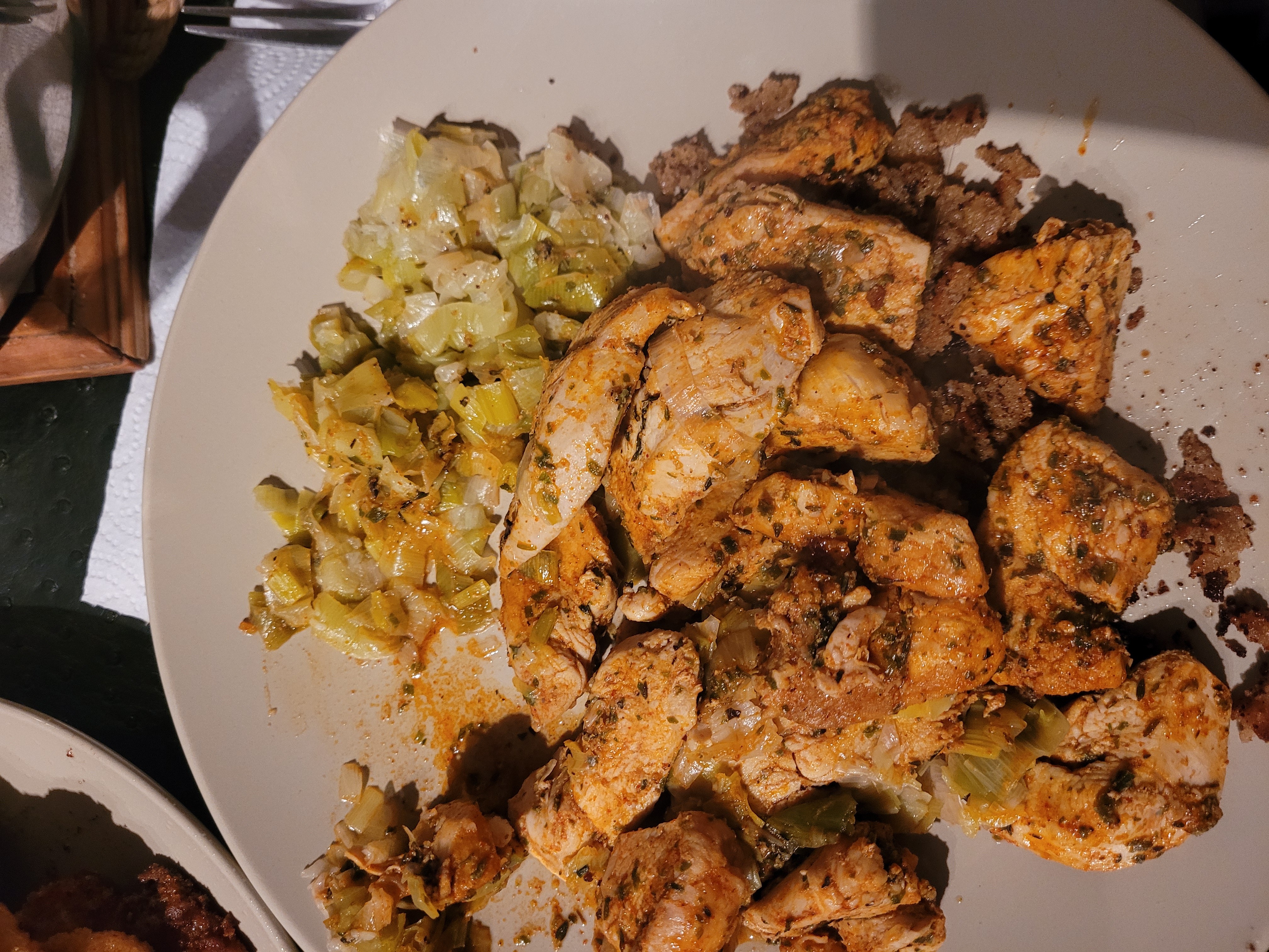 Poulet épicé et poireaux