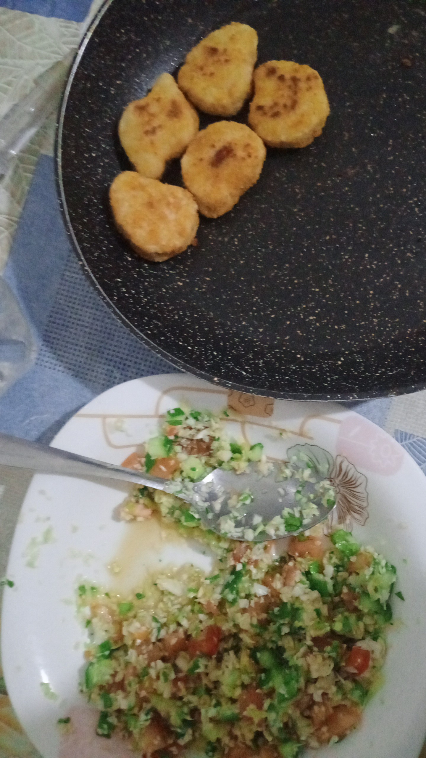Nuggets with veggie salad
