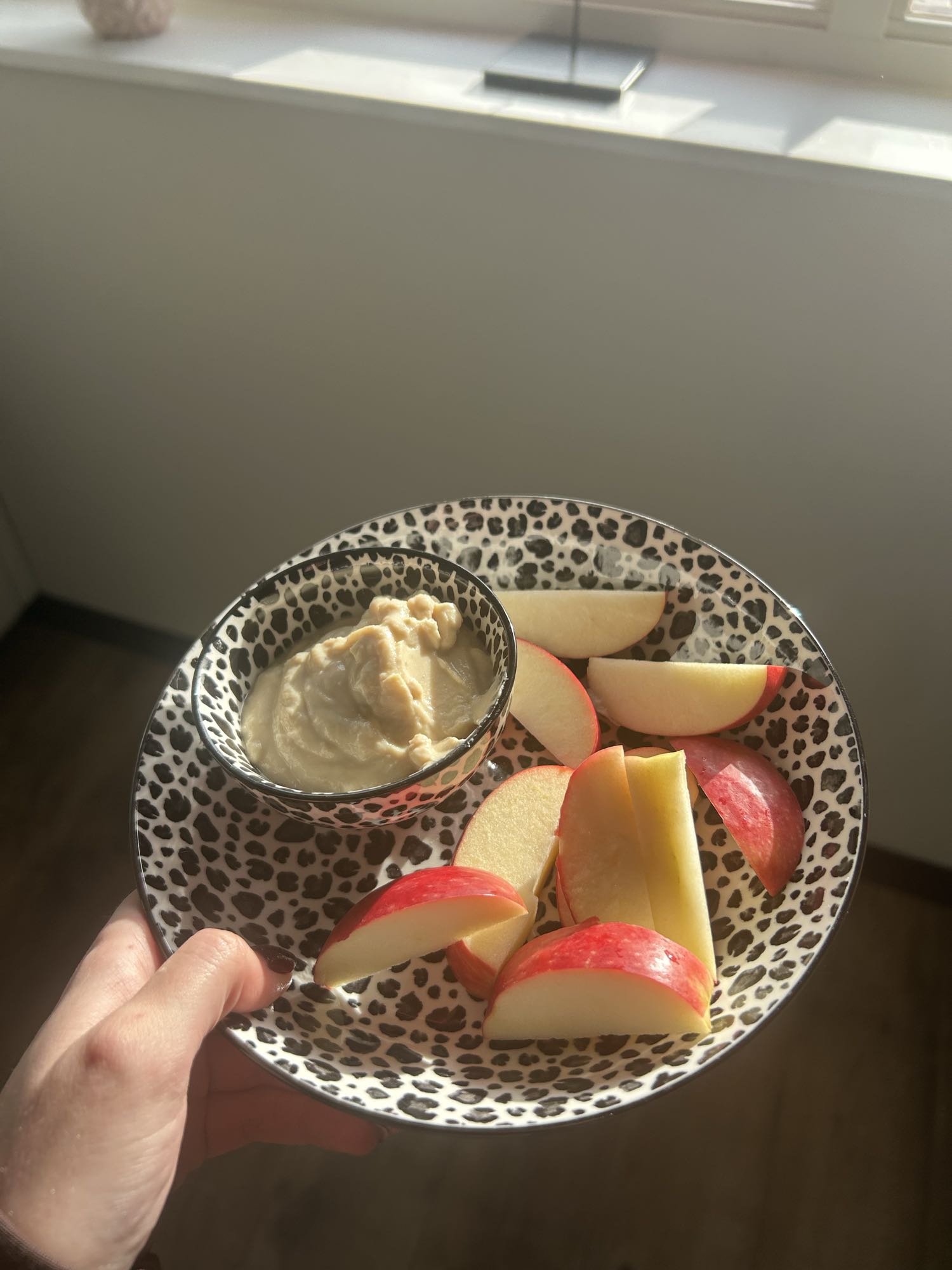 Appel met hummus