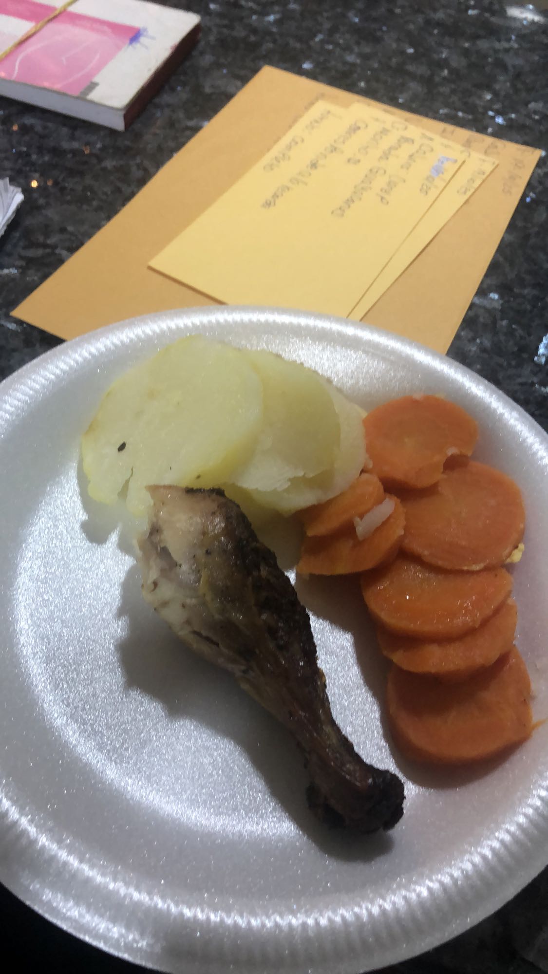 Pollo con papas y zanahorias