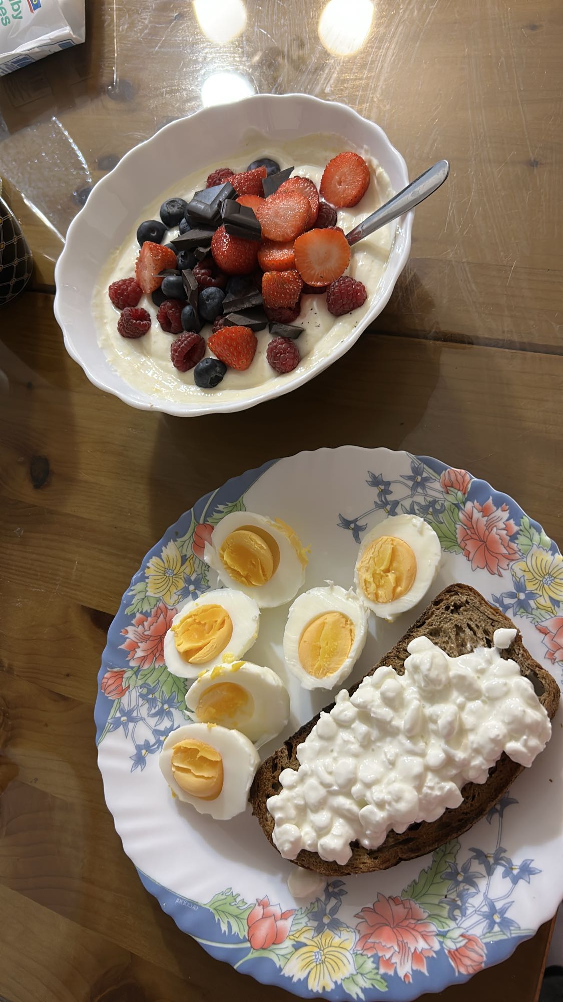 Mic dejun proteic cu ouă, brânză cottage și iaurt grecesc