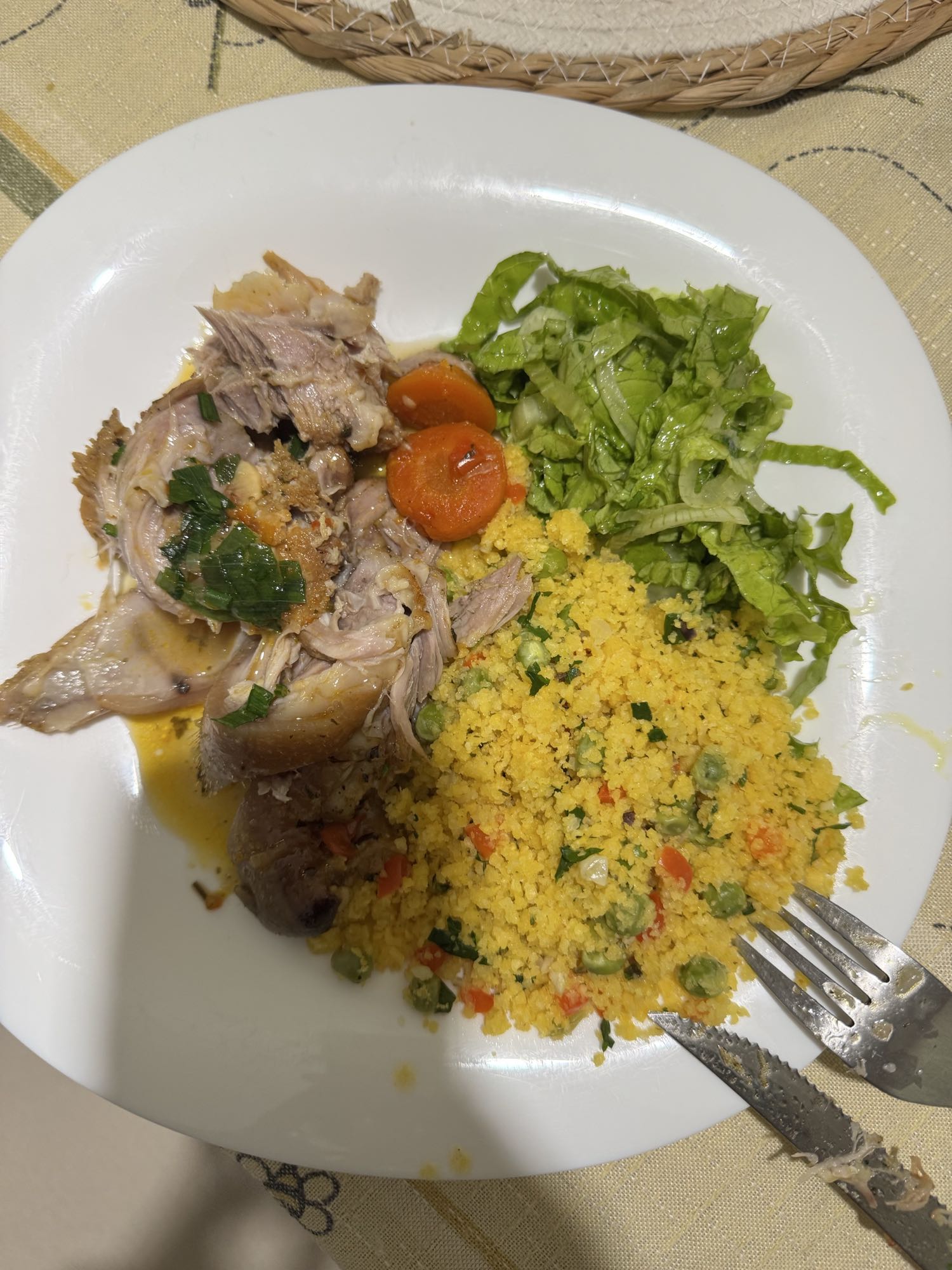 Frango com cuscuz e salada