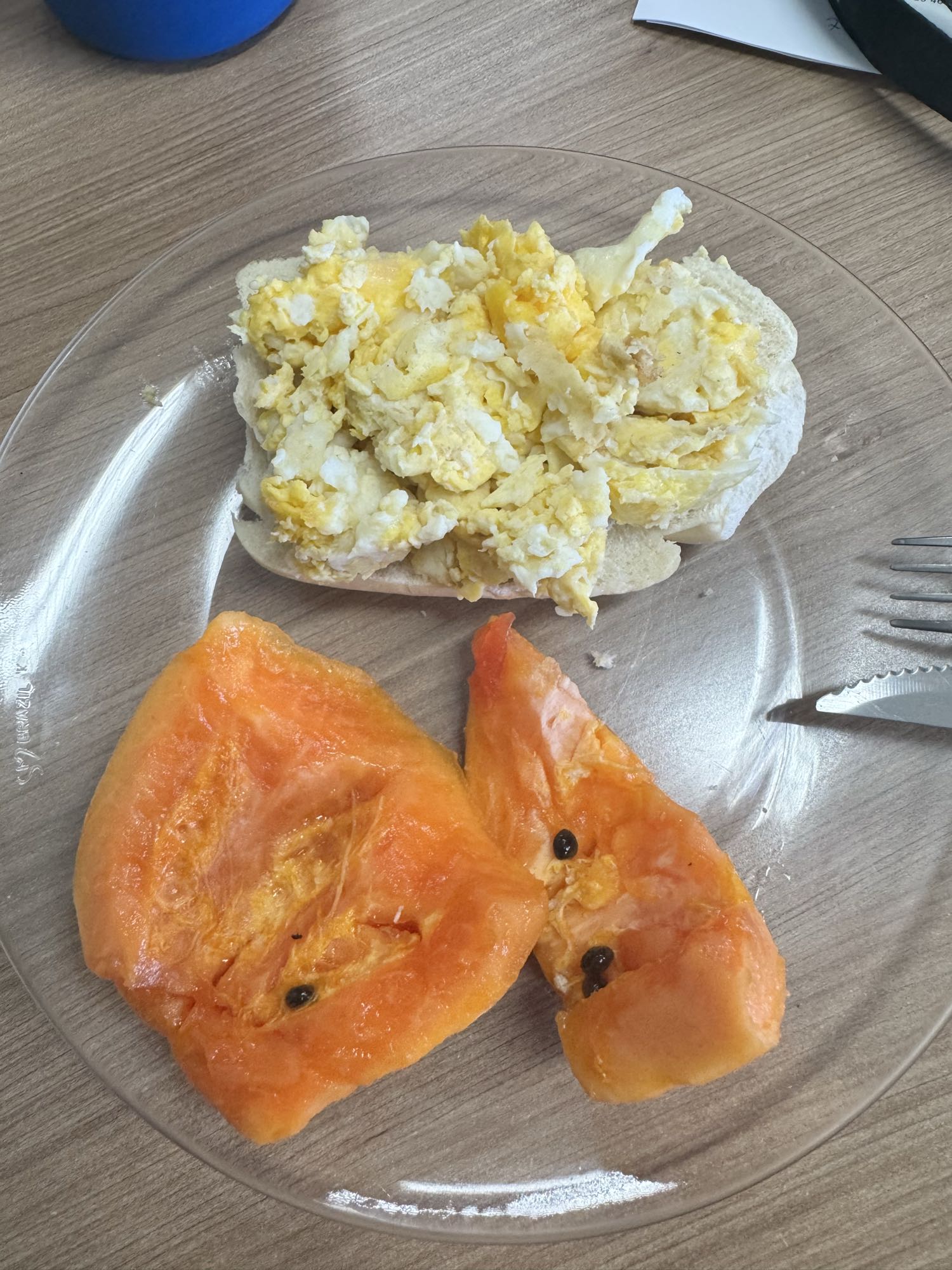 Ovos mexidos, pão e mamão