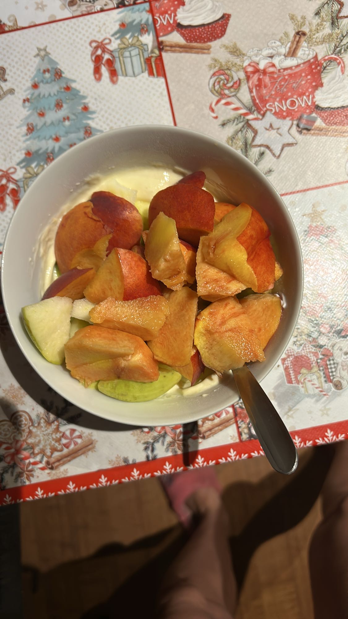 Iaurt grecesc cu pudră proteică, nectarină și măr verde