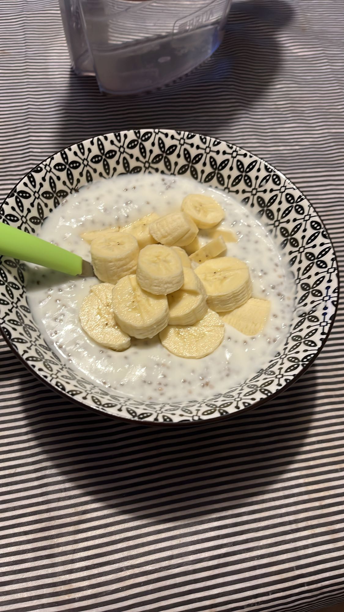 Кисело мляко с банан и чиа