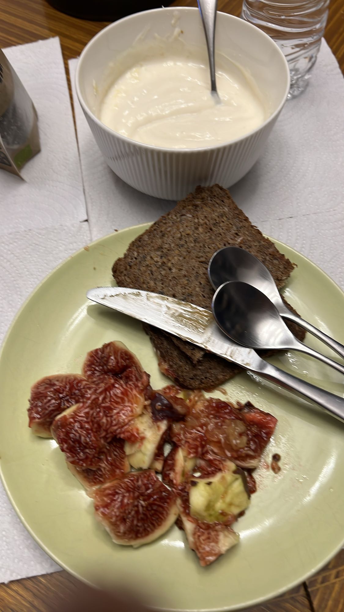 Γιαούρτι με σύκα και ψωμί