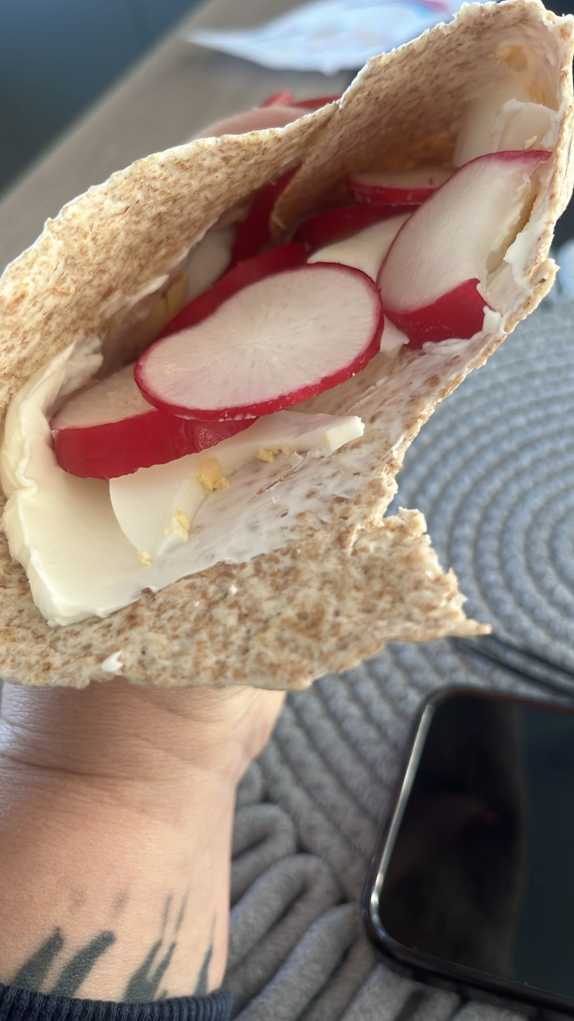 Sandviș cu ridichi și ou