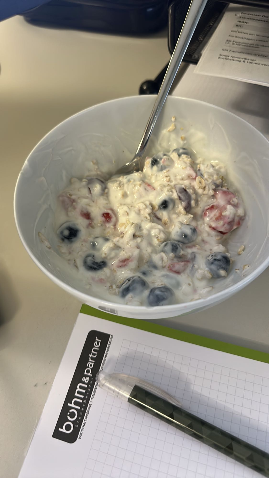 Joghurt mit Beeren & Hafer