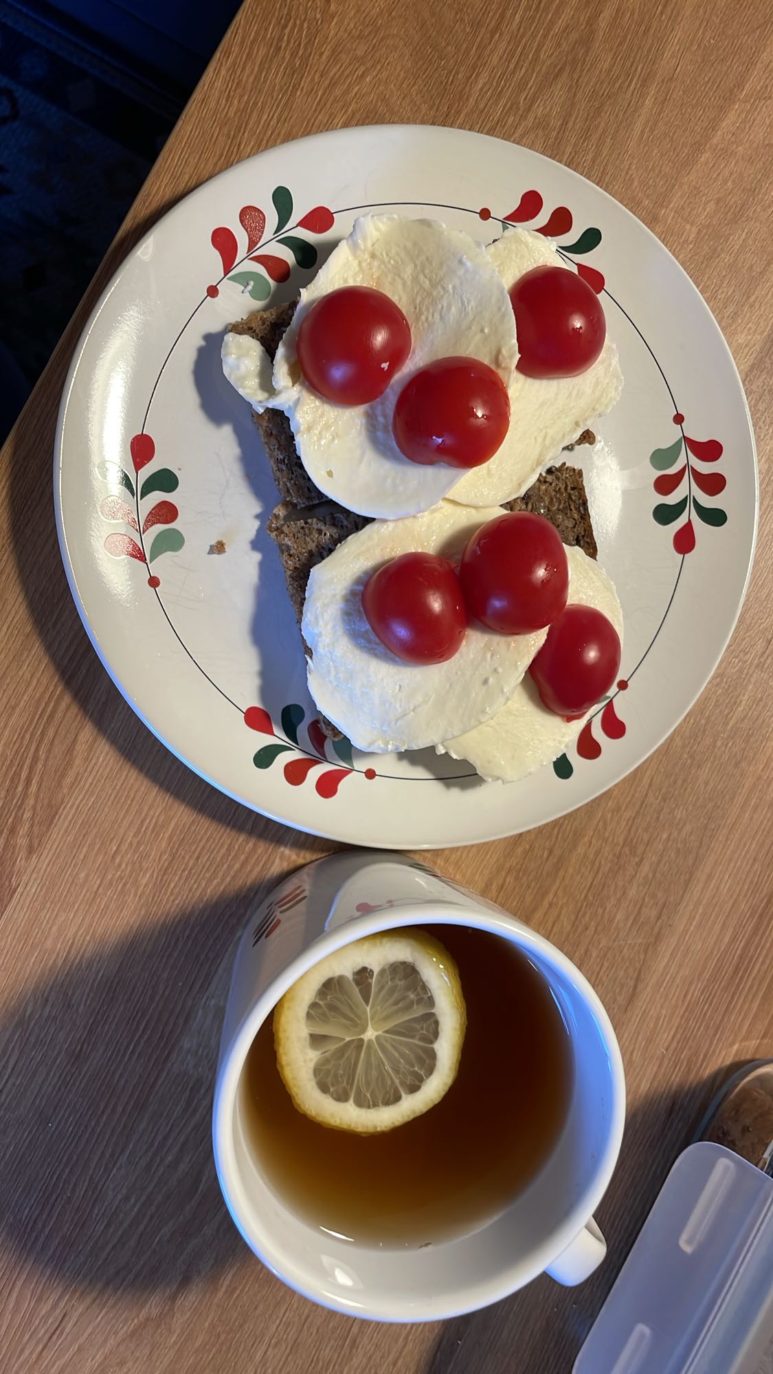Kanapki z mozzarellą i herbatą